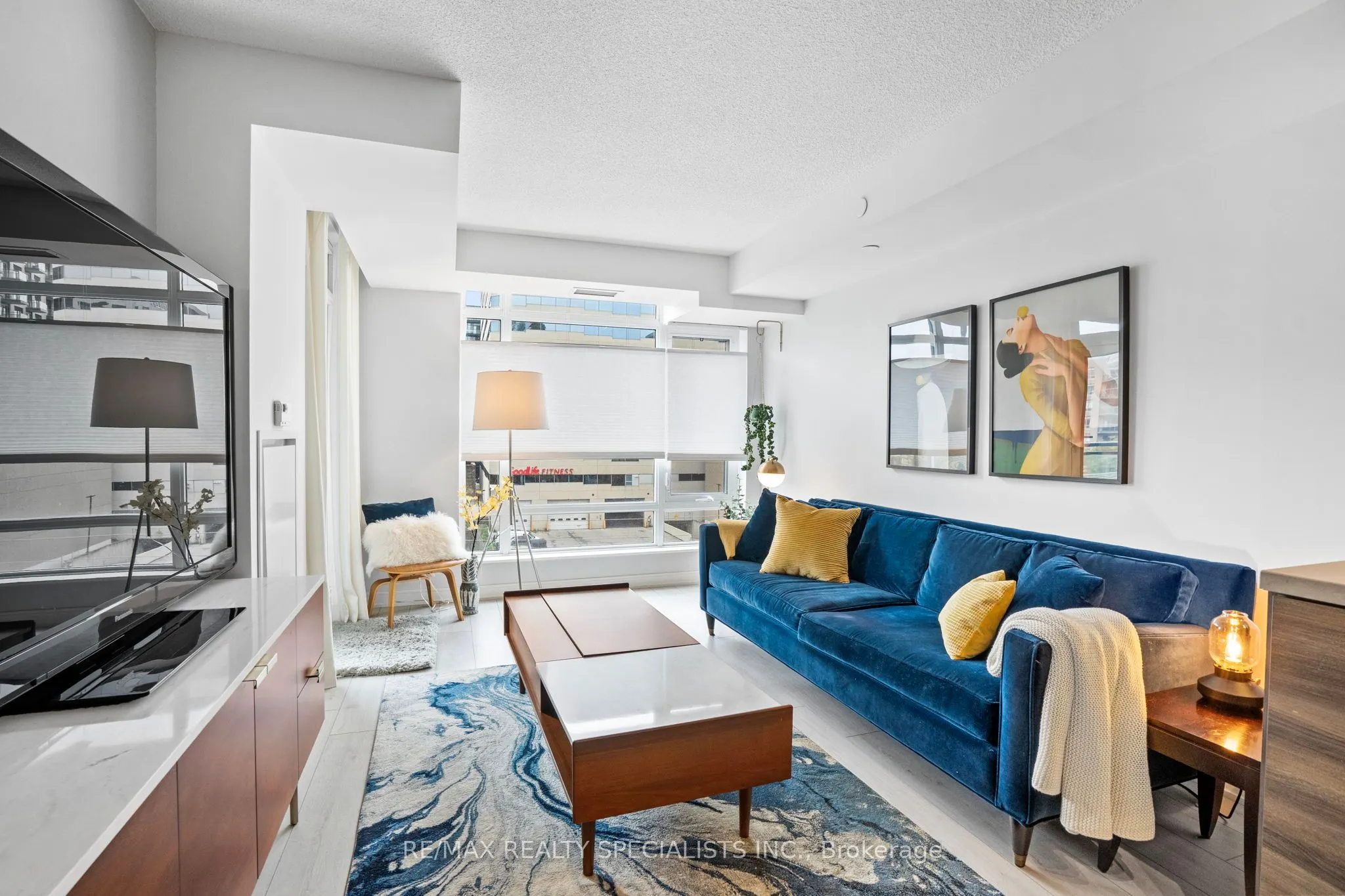 525 Adelaide Street W