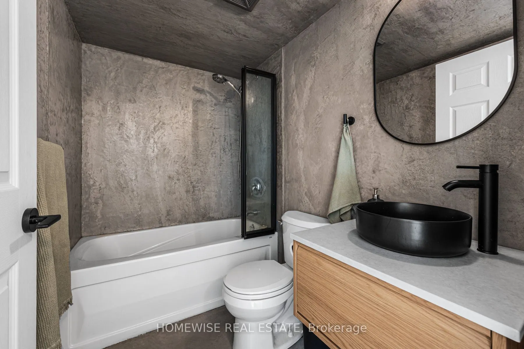 1369 Bloor Street W, #404