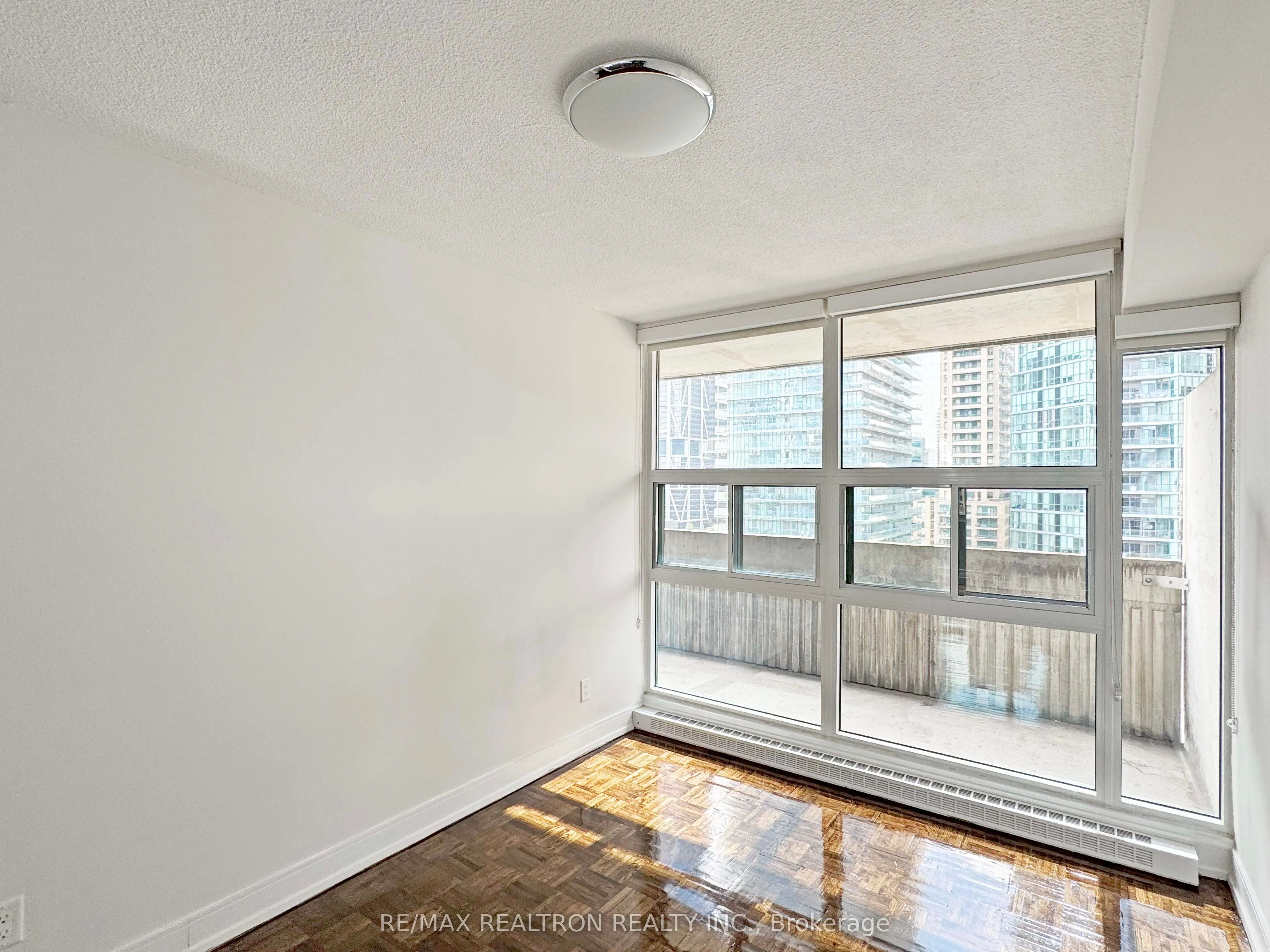 33 Isabella Street, #1611