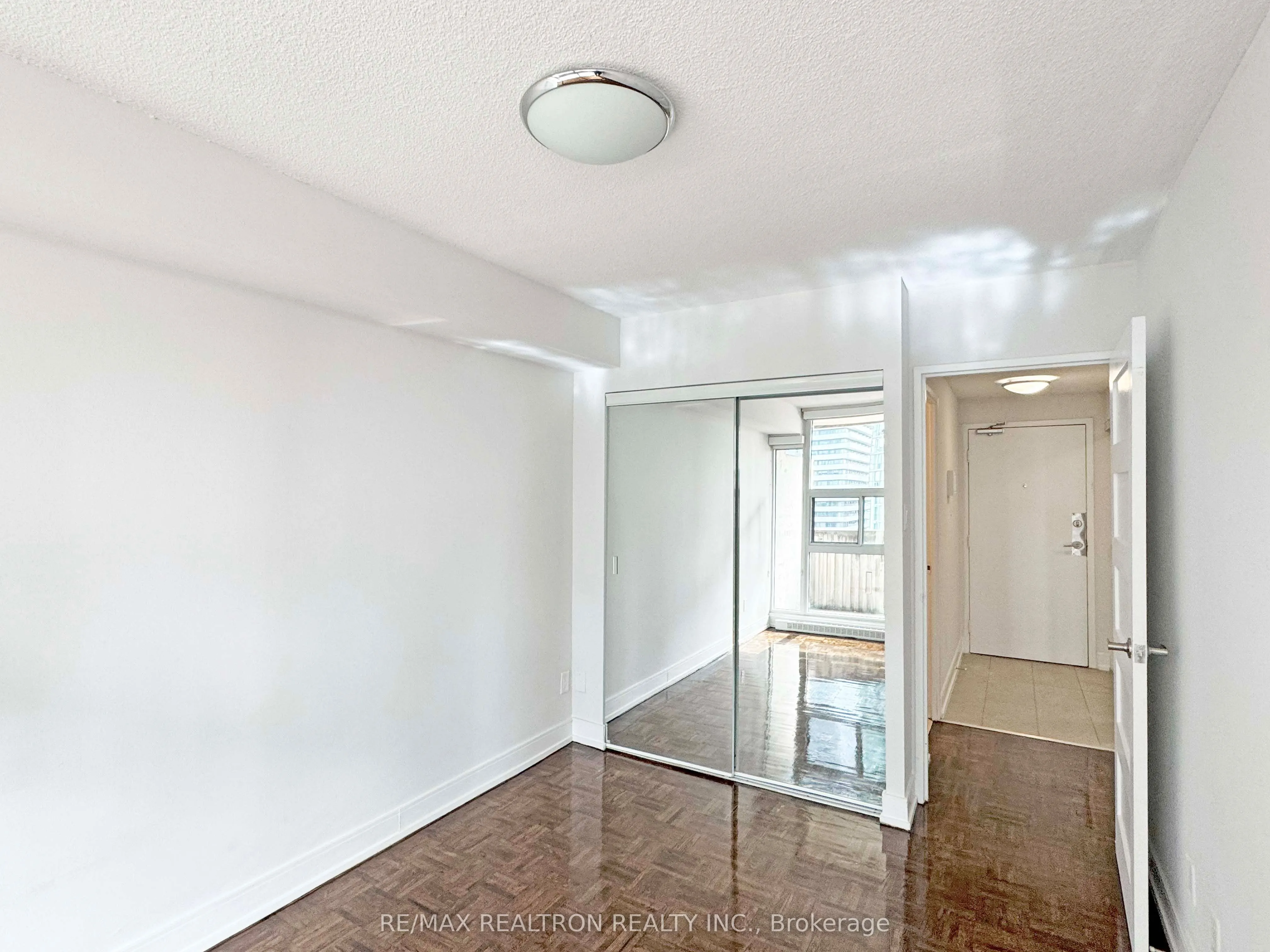33 Isabella Street, #1611
