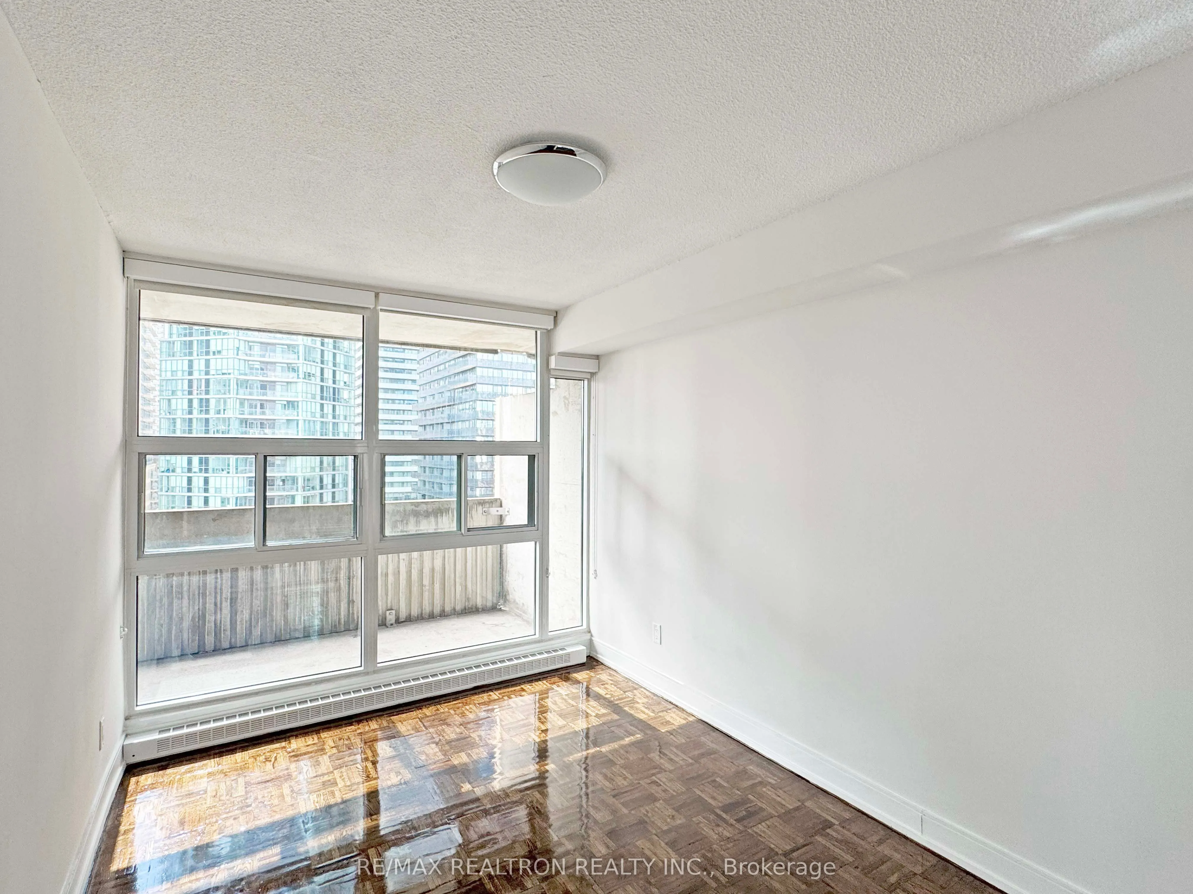 33 Isabella Street, #1611