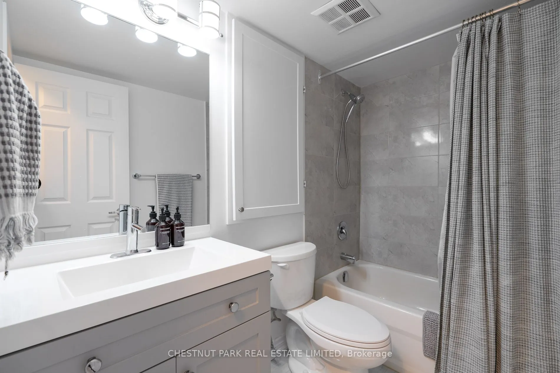 25 Grenville Street, #706
