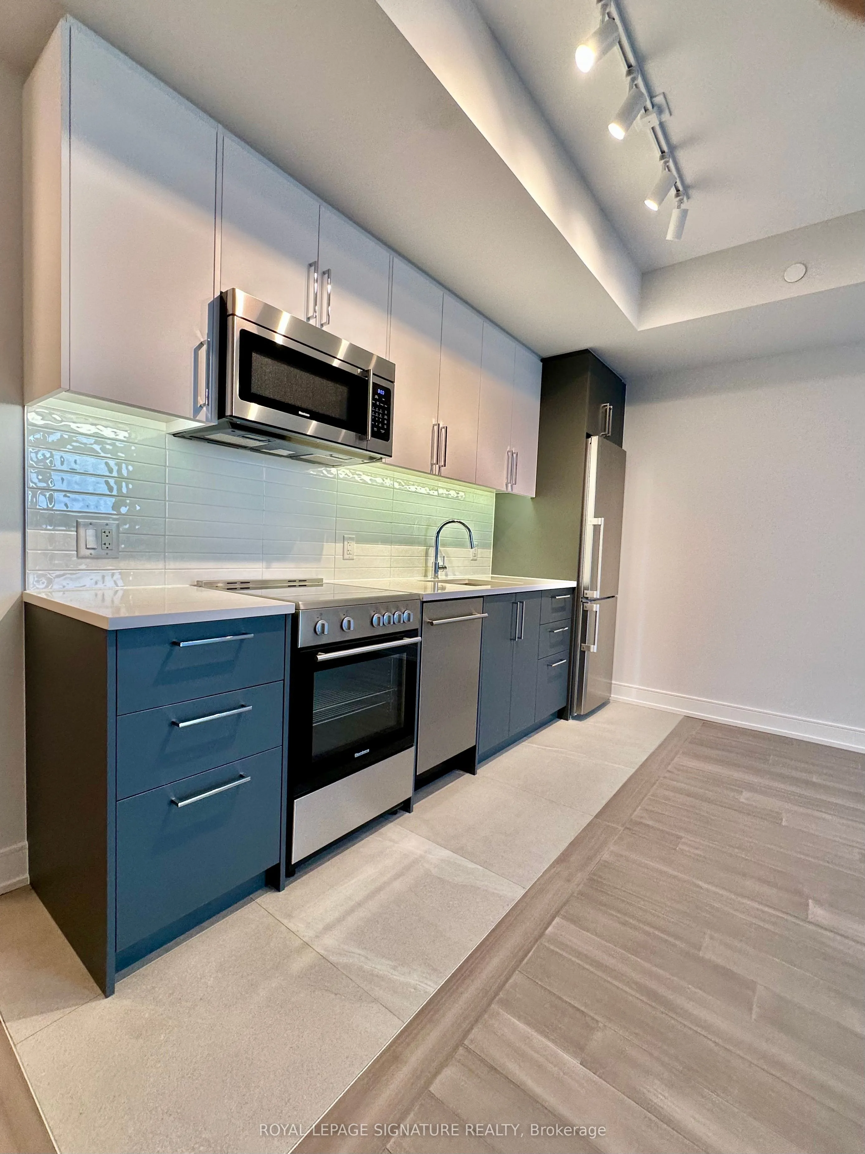 664 Spadina Avenue, #810