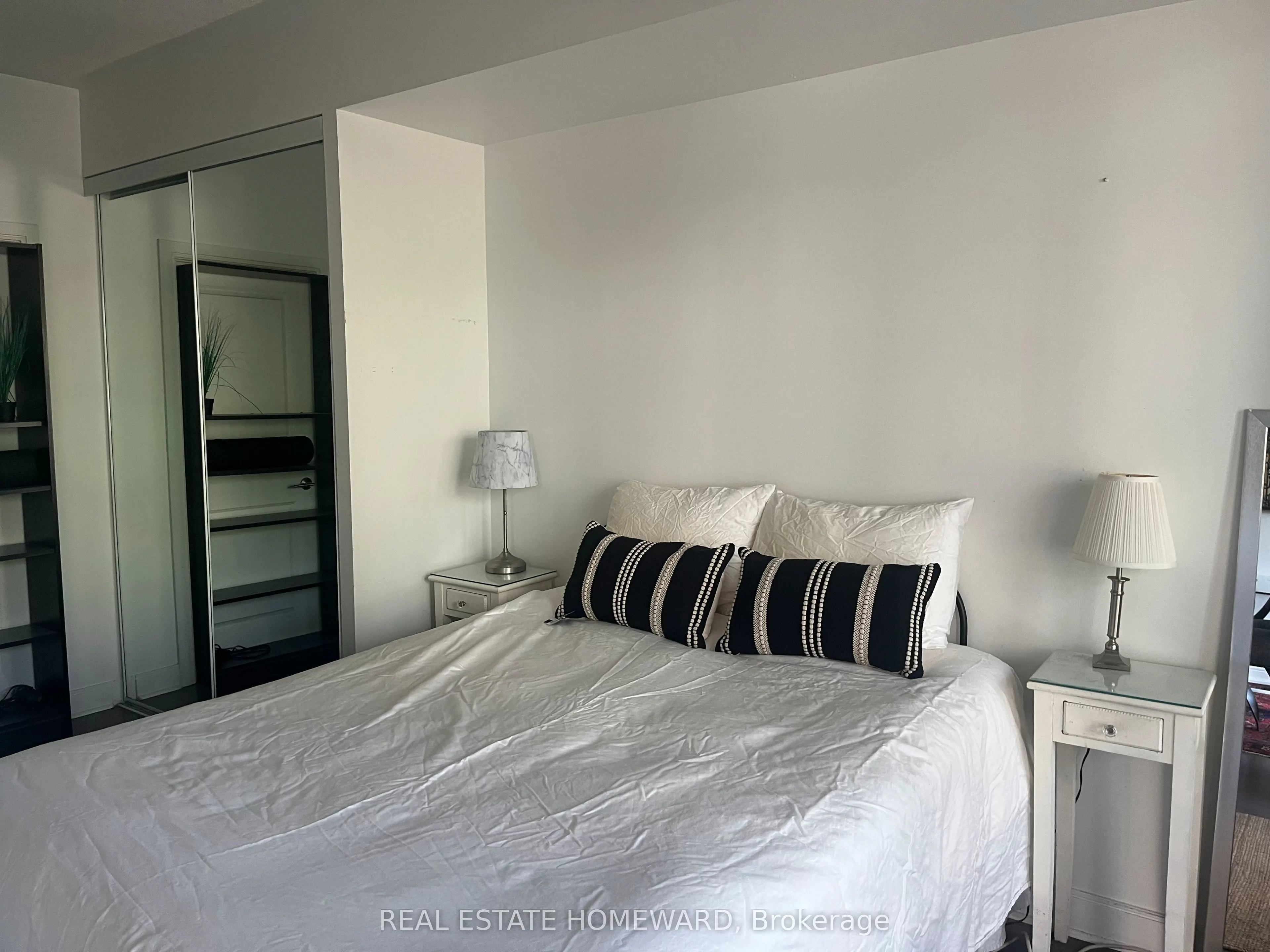 18 Yorkville Avenue, #208
