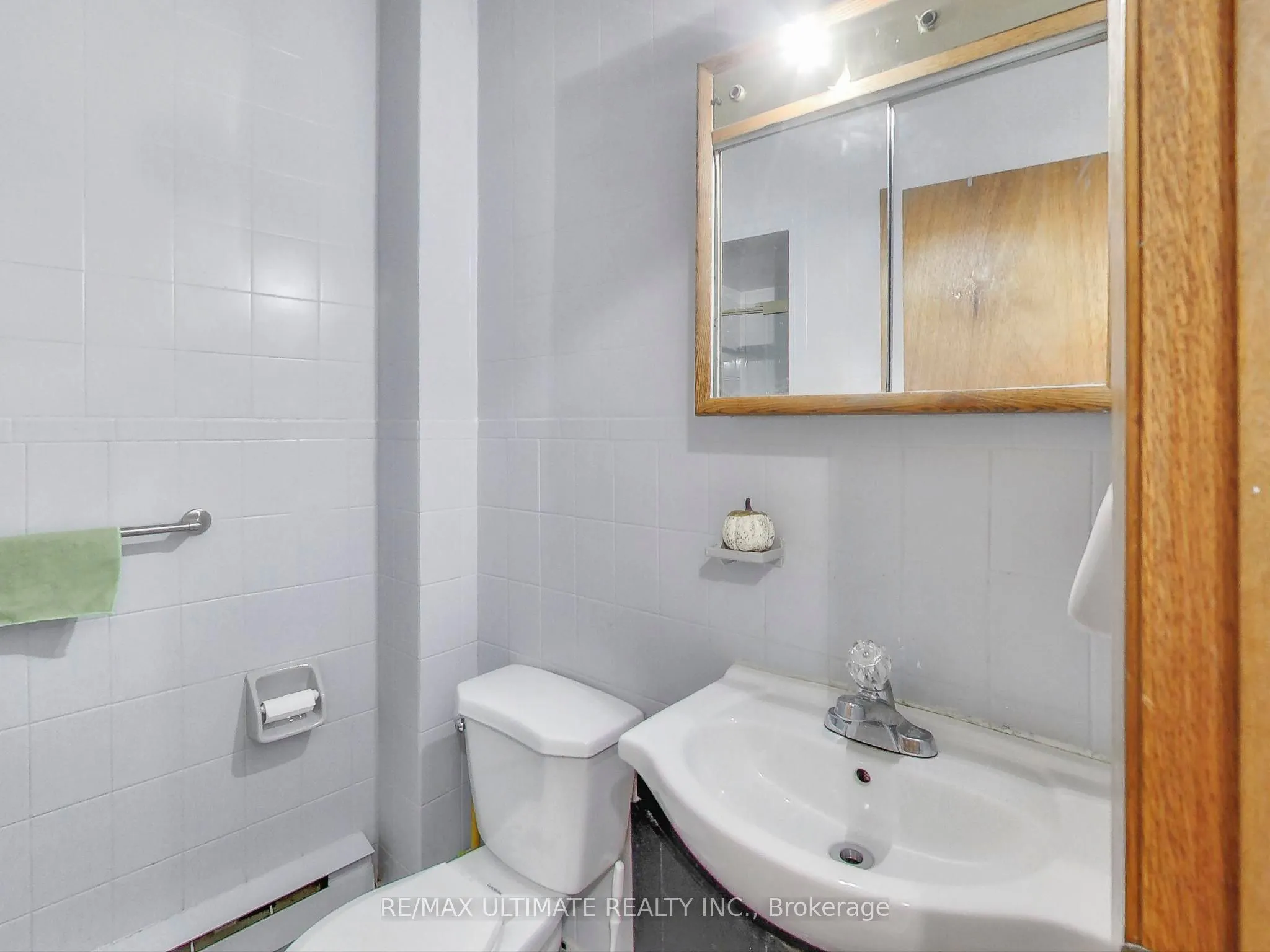 1584 Dundas Street W, #Apt #2
