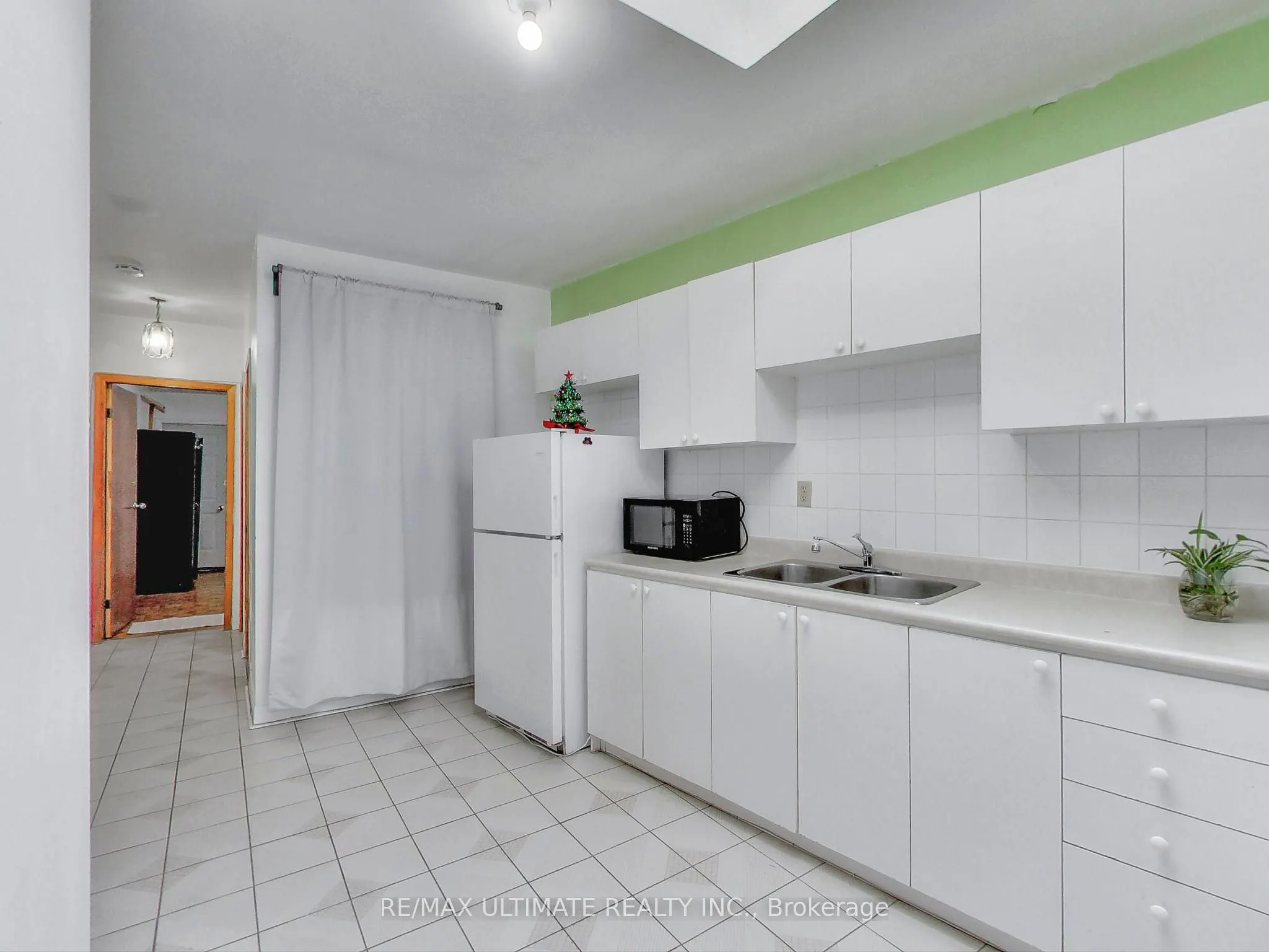 1584 Dundas Street W, #Apt #2