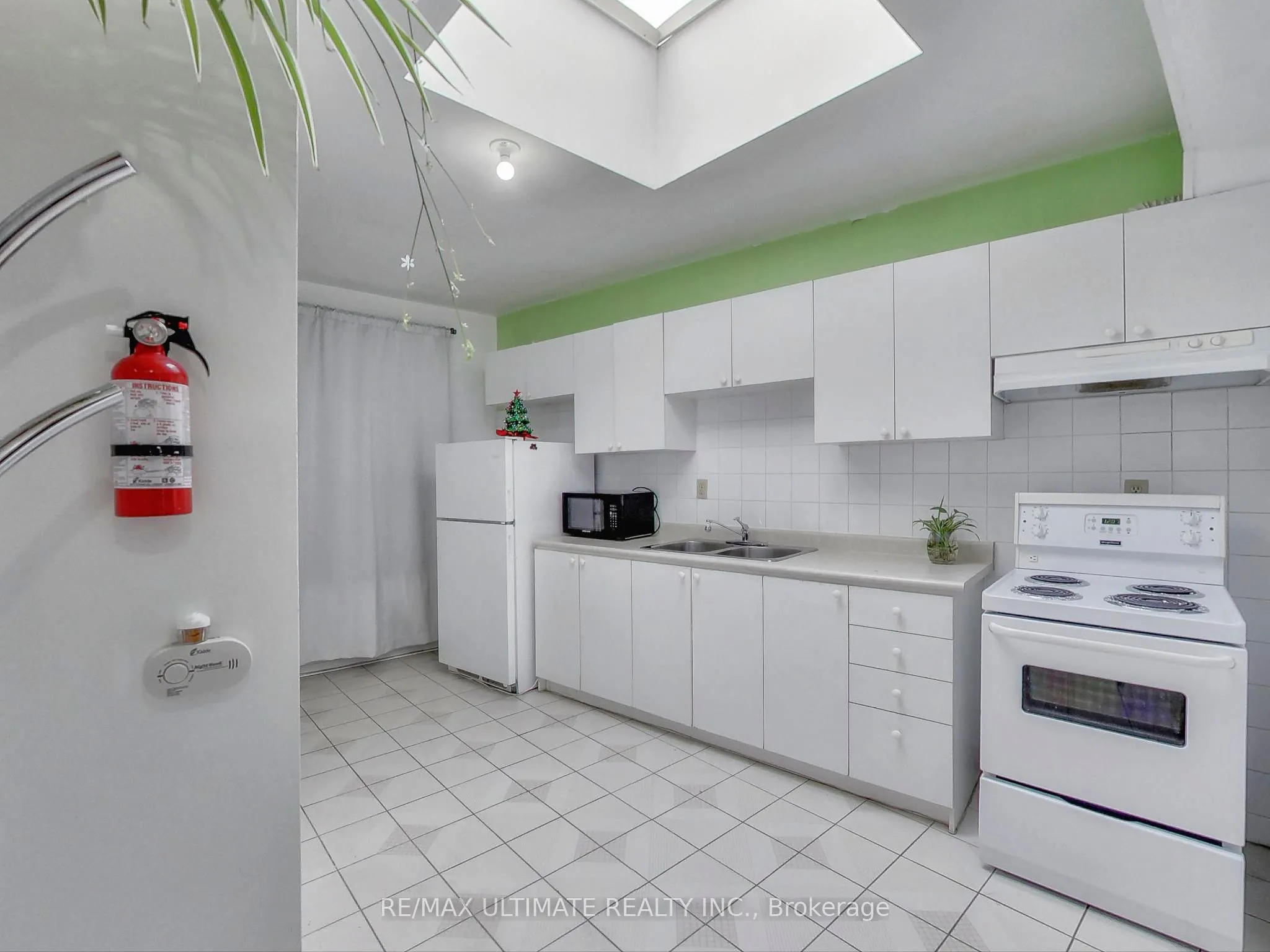 1584 Dundas Street W, #Apt #2