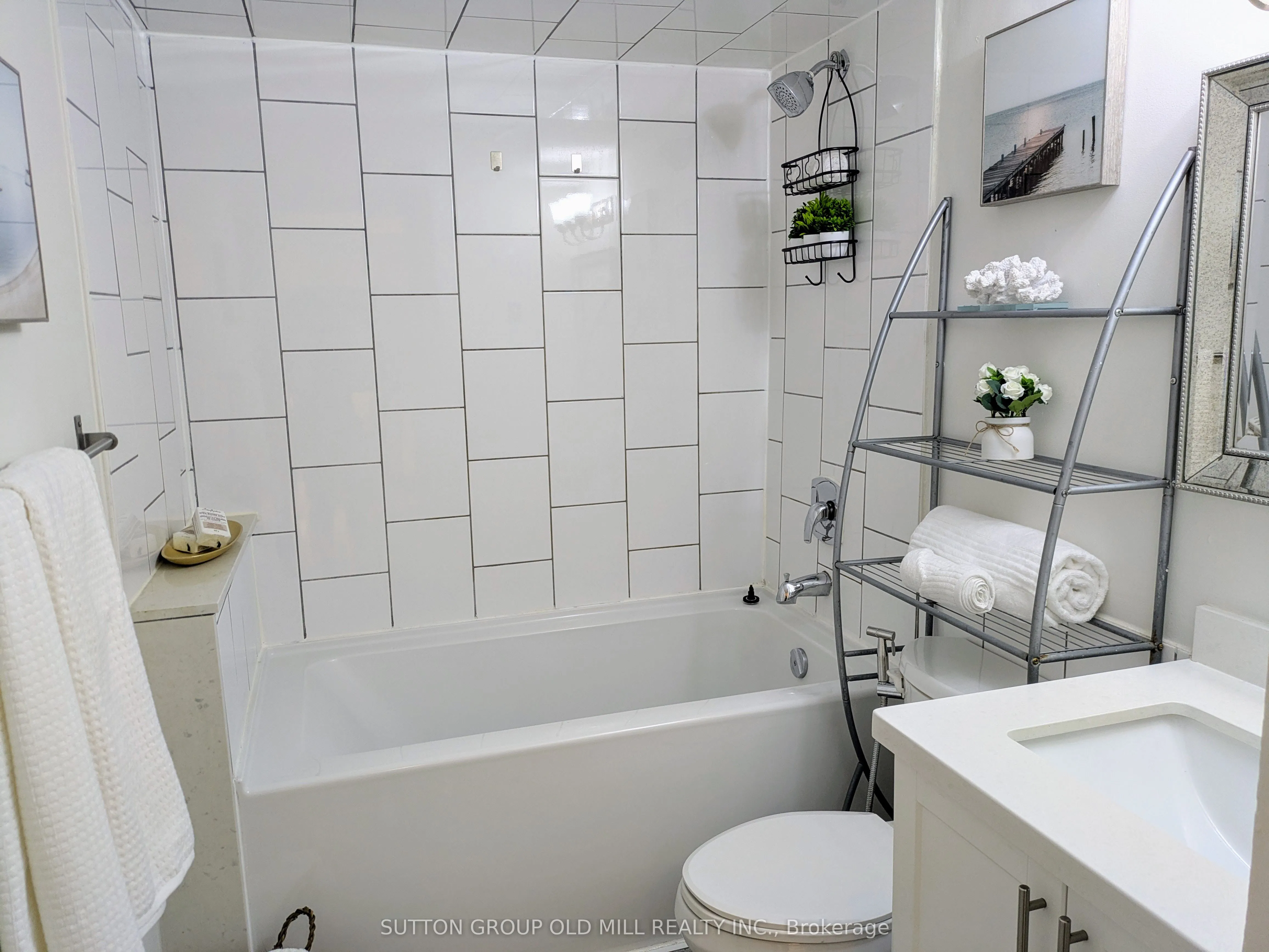 7 Carlton Street, #907