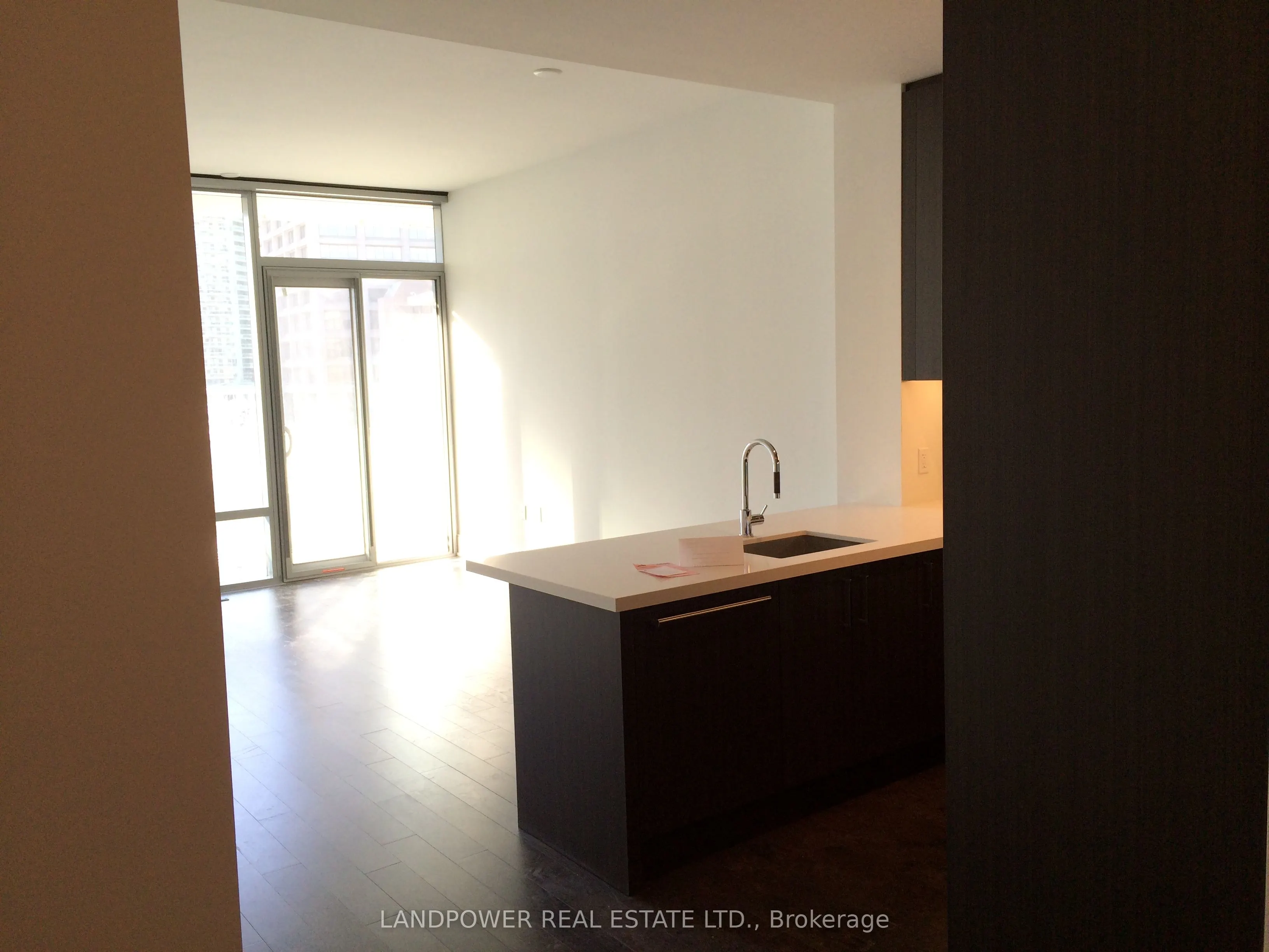 39 Queens Quay E, #438
