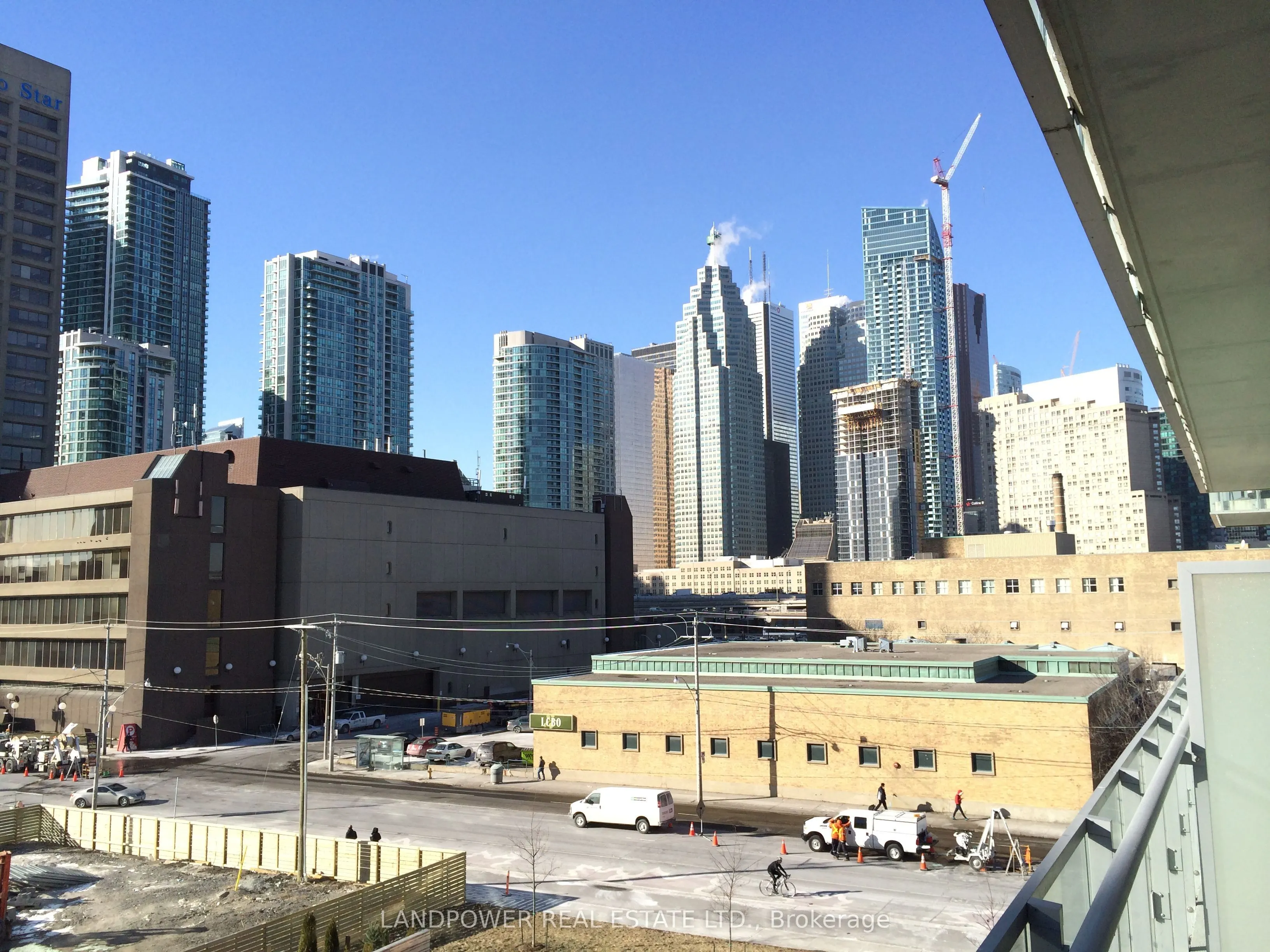 39 Queens Quay E, #438
