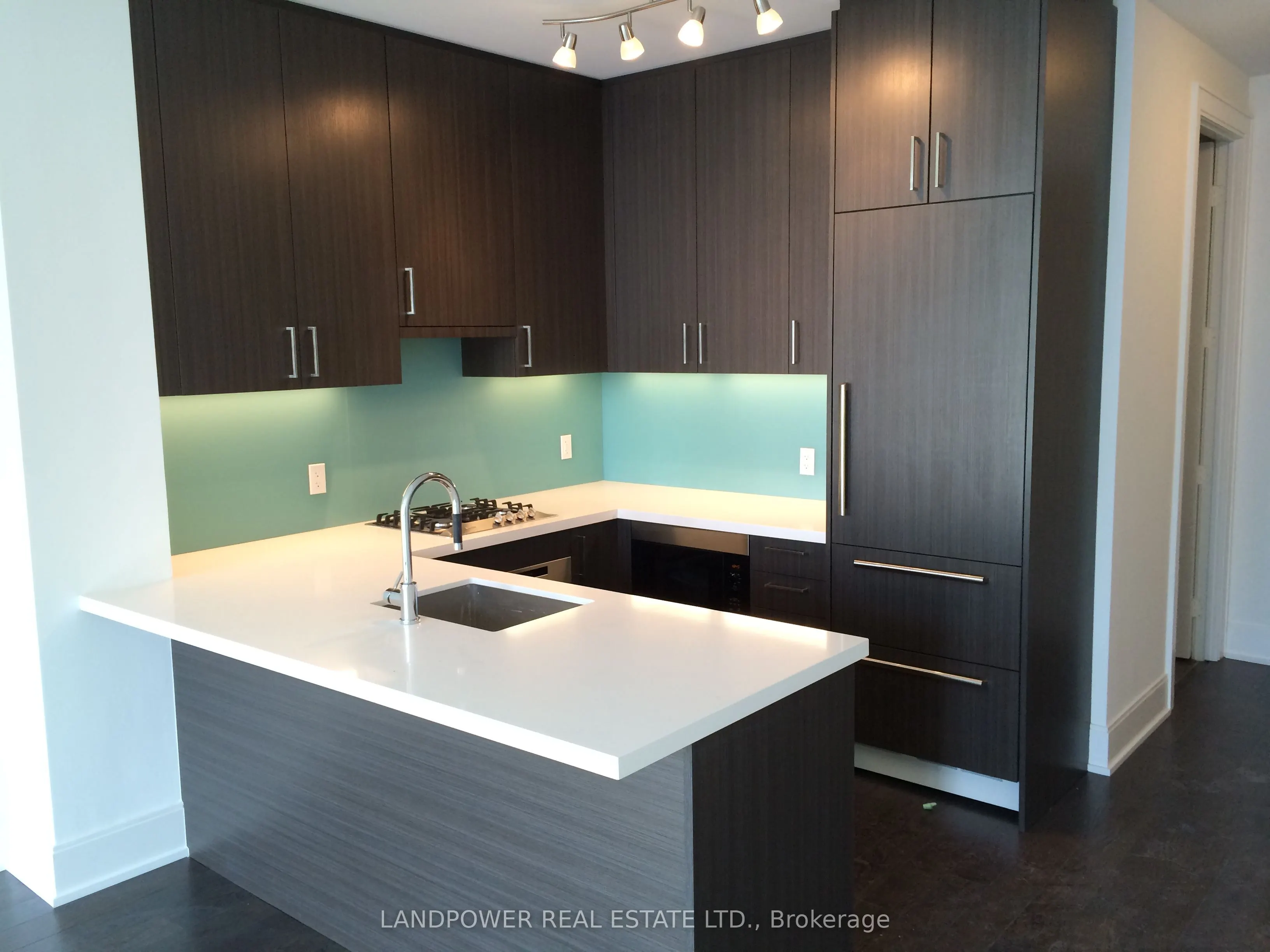 39 Queens Quay E, #438