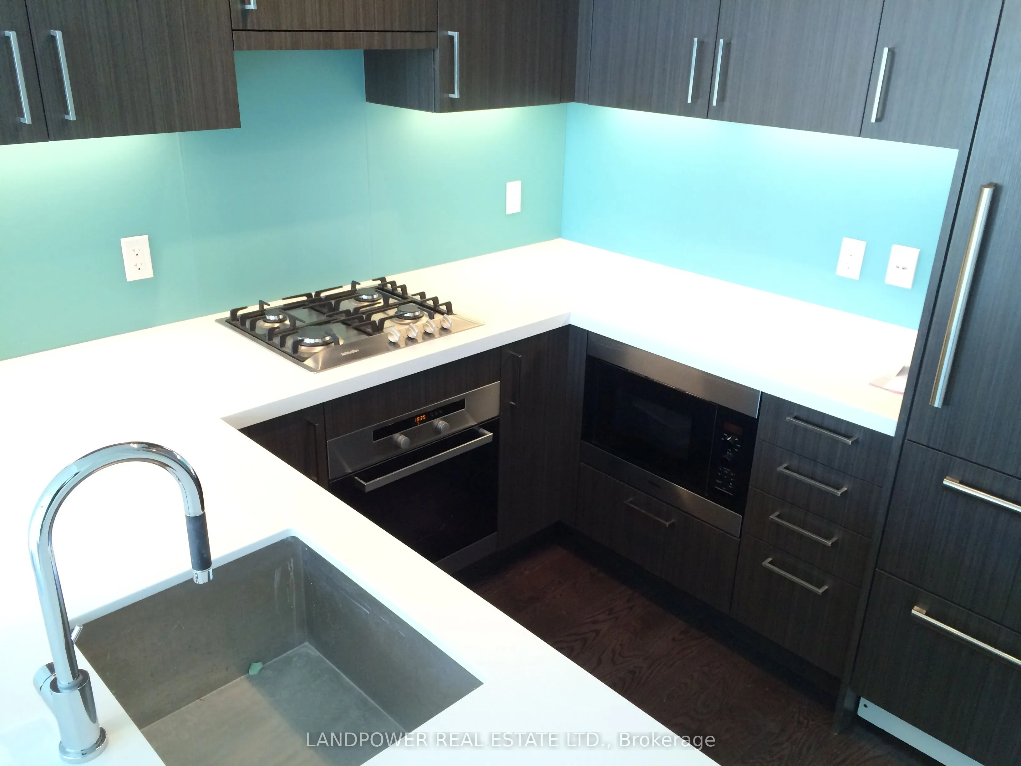 39 Queens Quay E, #438
