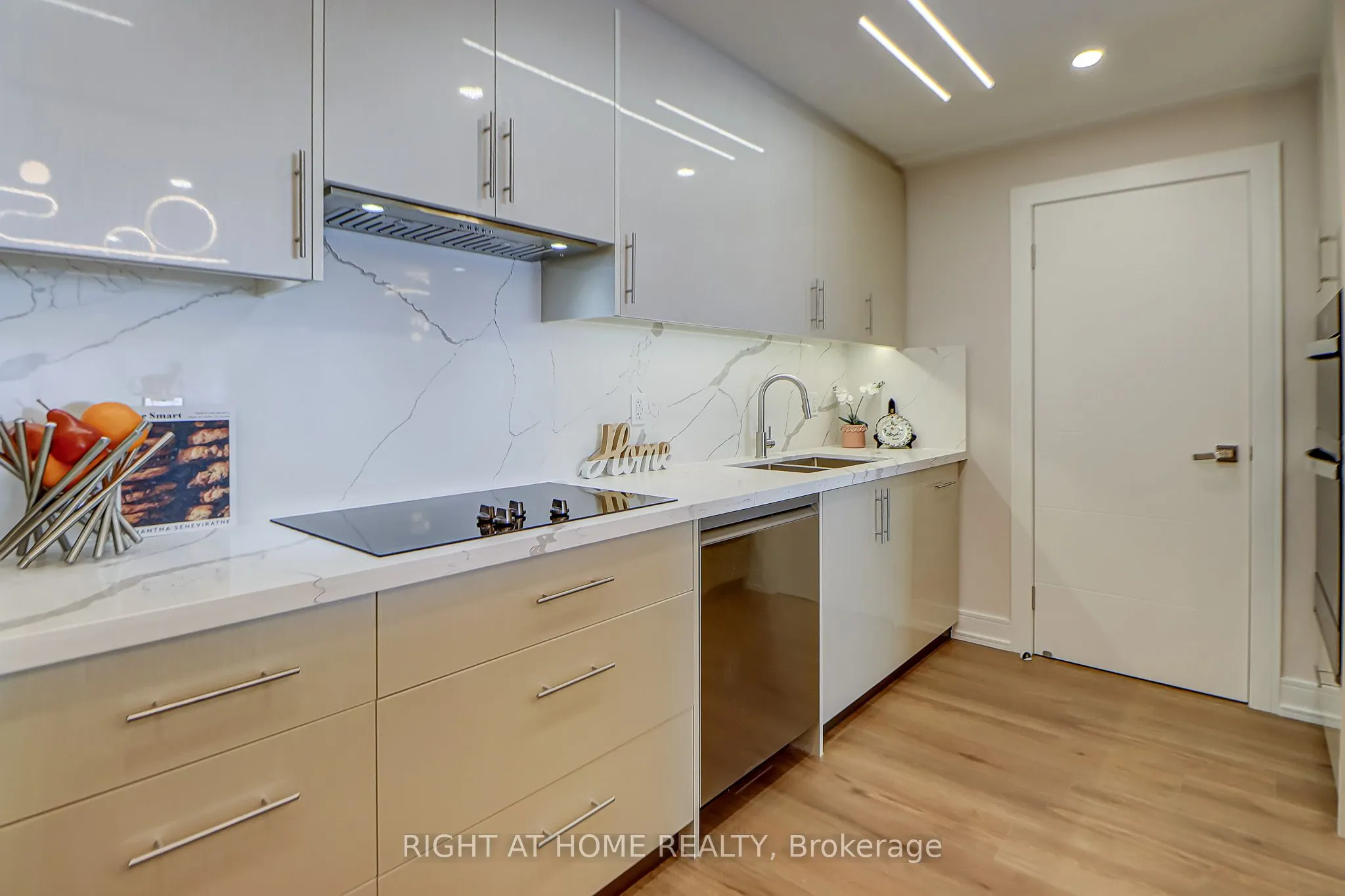 130 Carlton Street, #1207