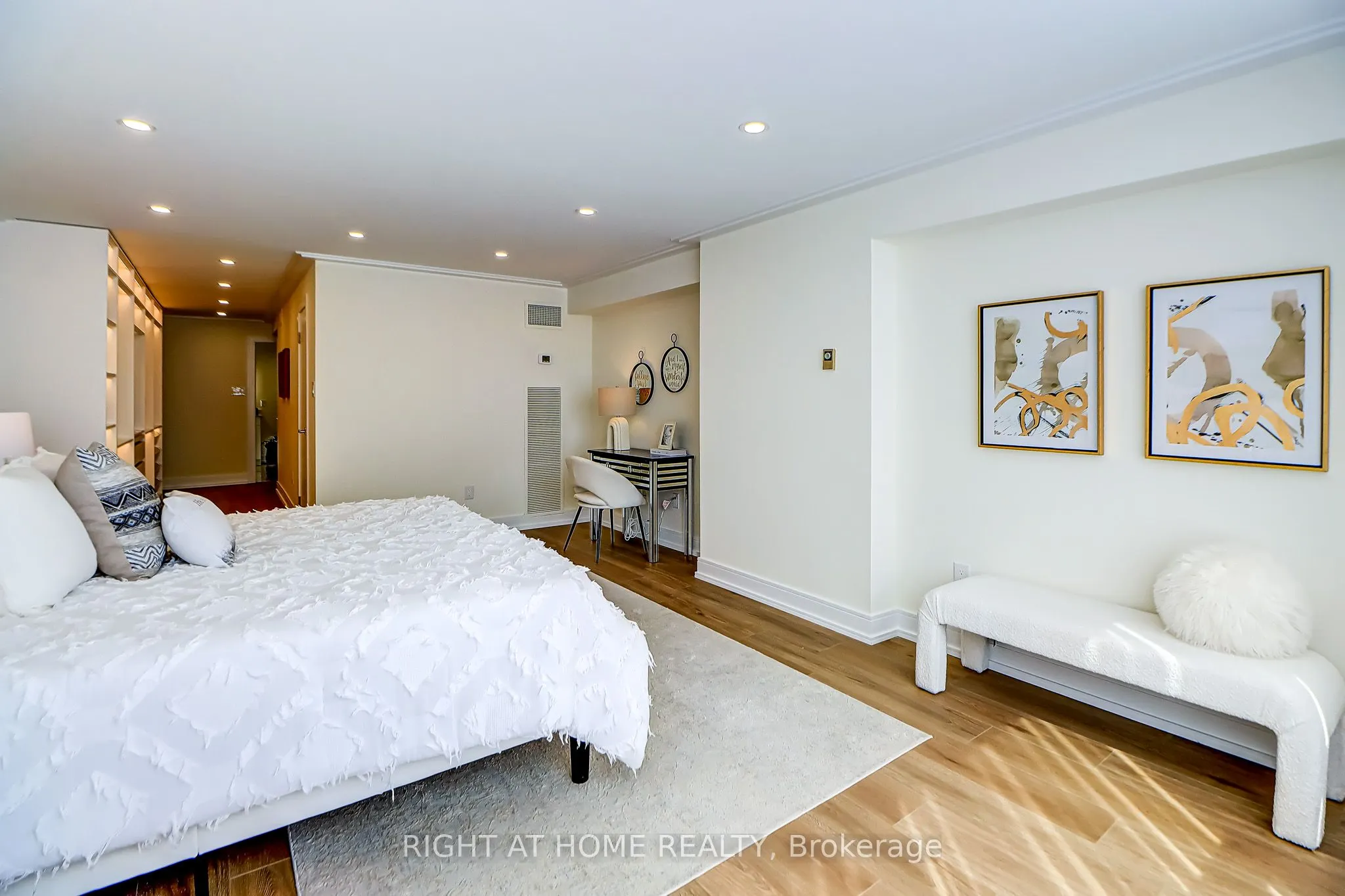 130 Carlton Street, #1207