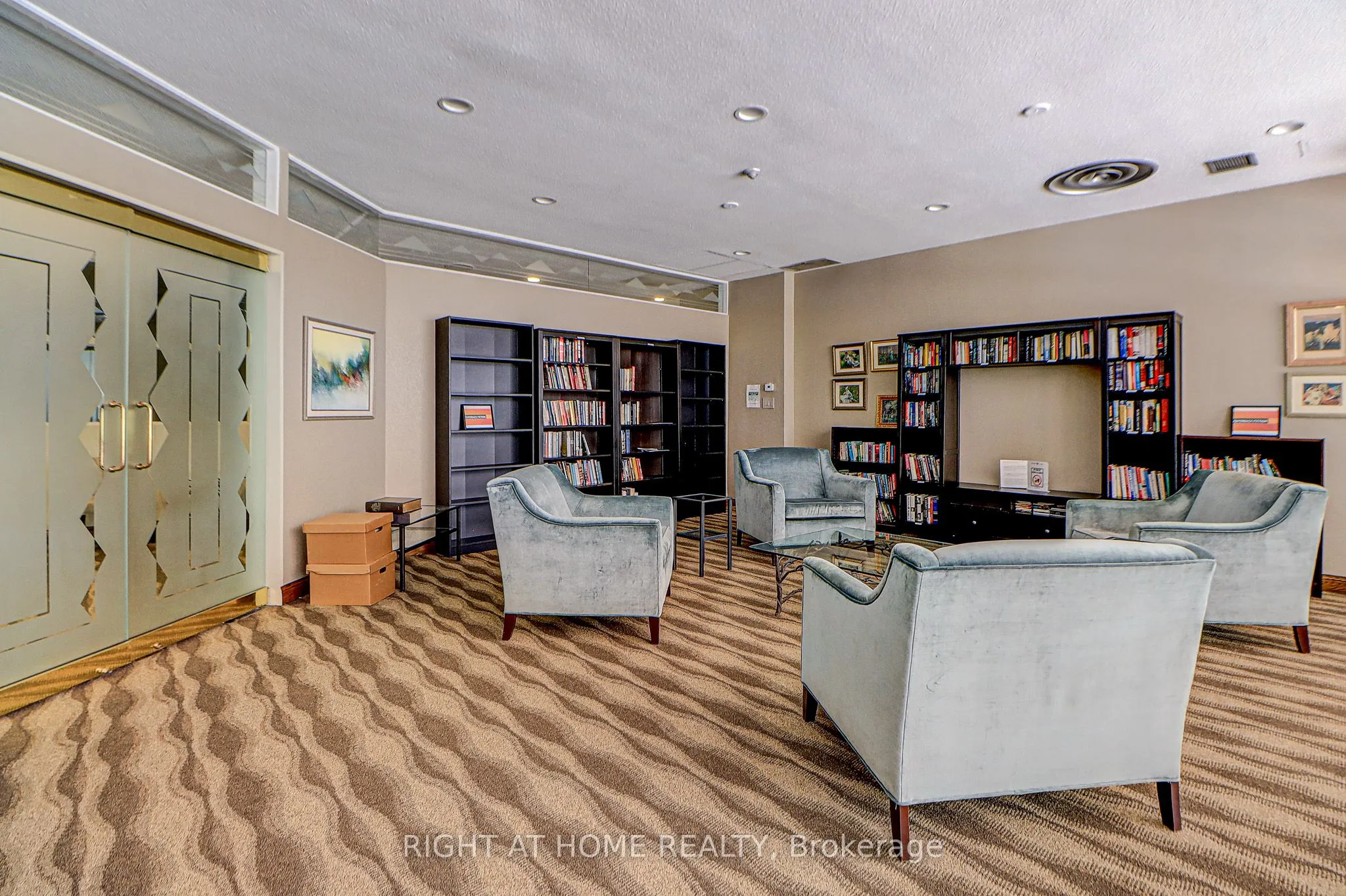 130 Carlton Street, #1207