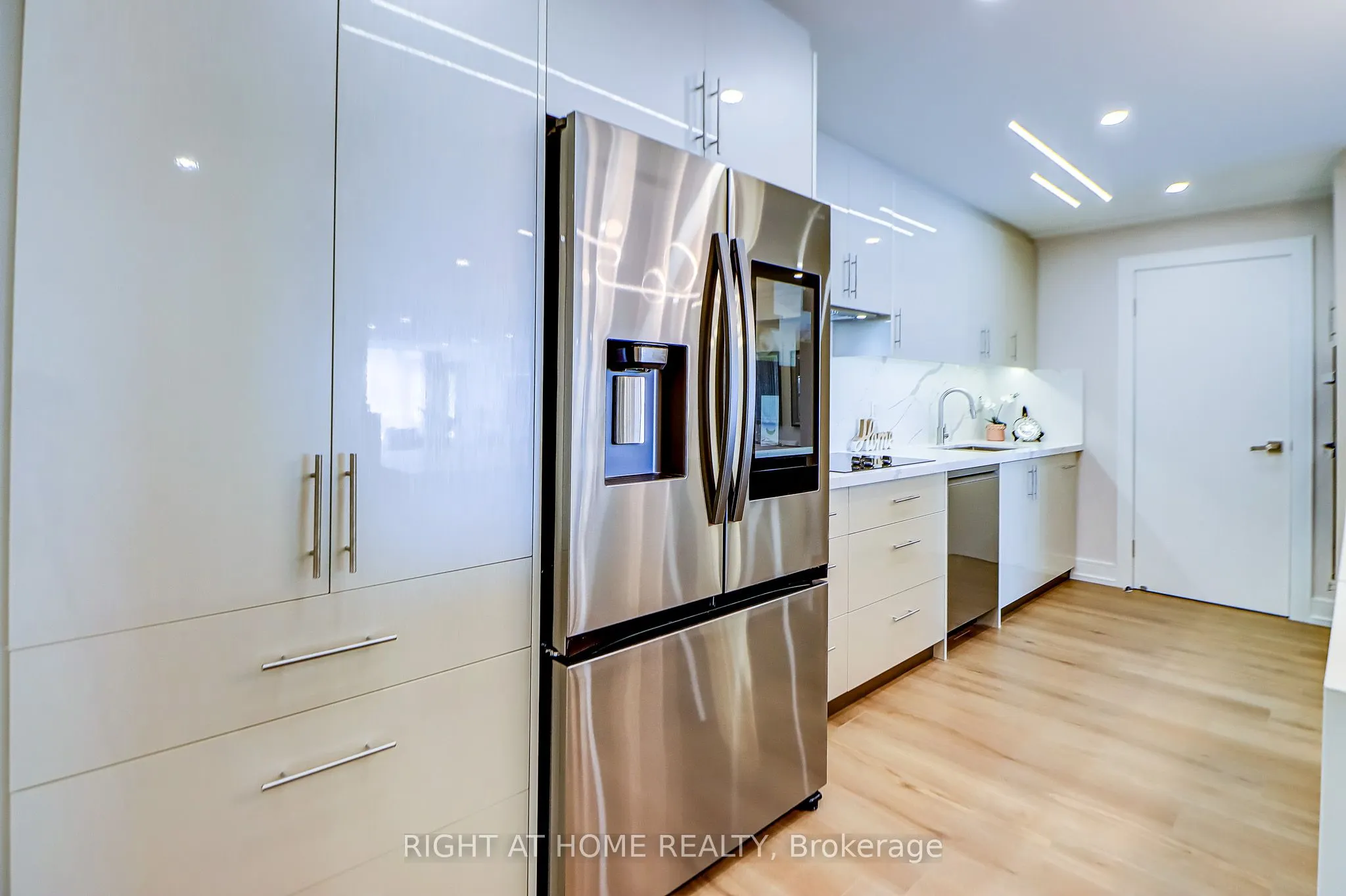 130 Carlton Street, #1207