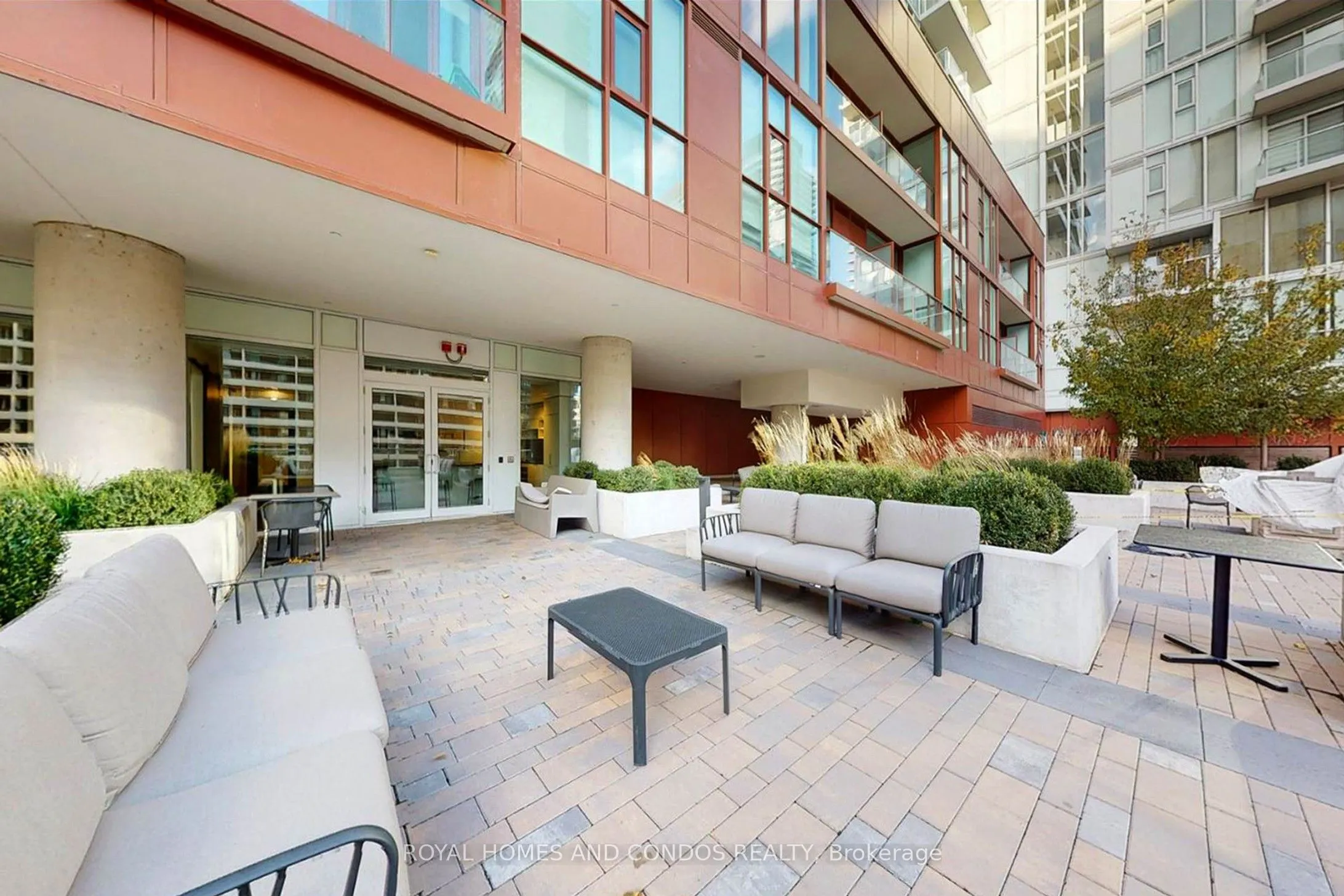 33 Helendale Avenue, #913