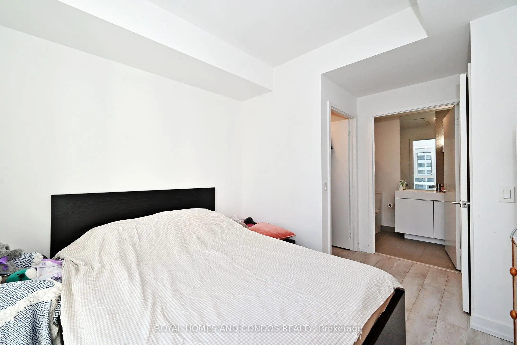 33 Helendale Avenue, #913