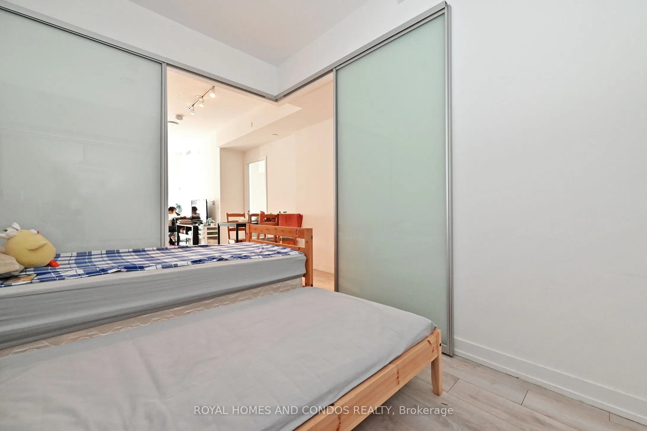 33 Helendale Avenue, #913
