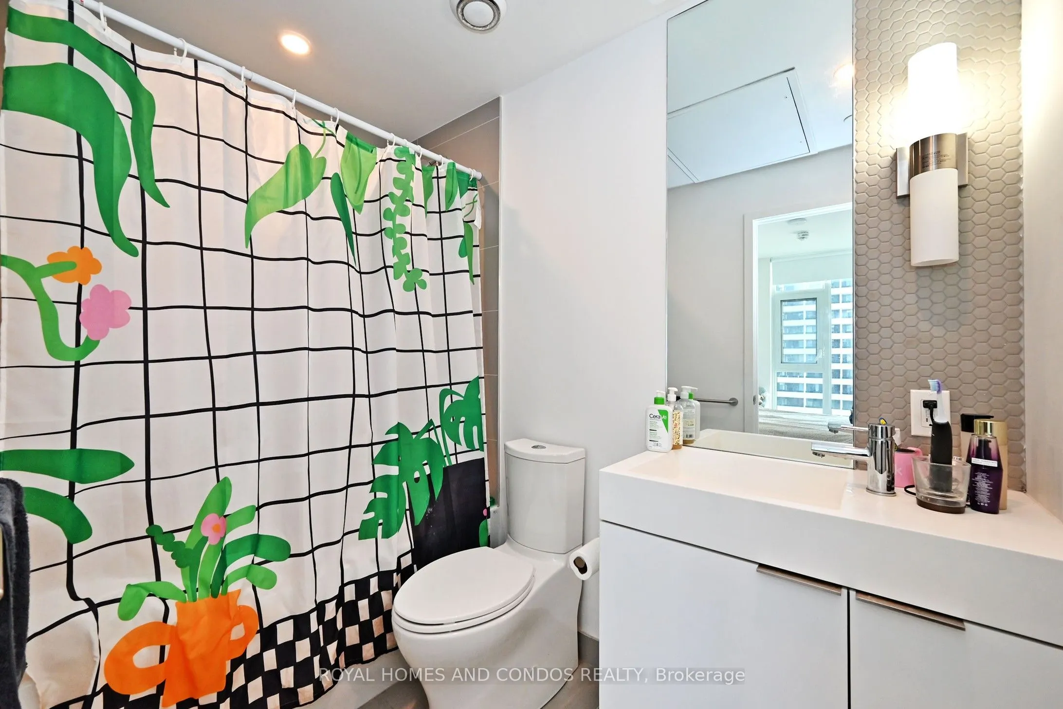 33 Helendale Avenue, #913