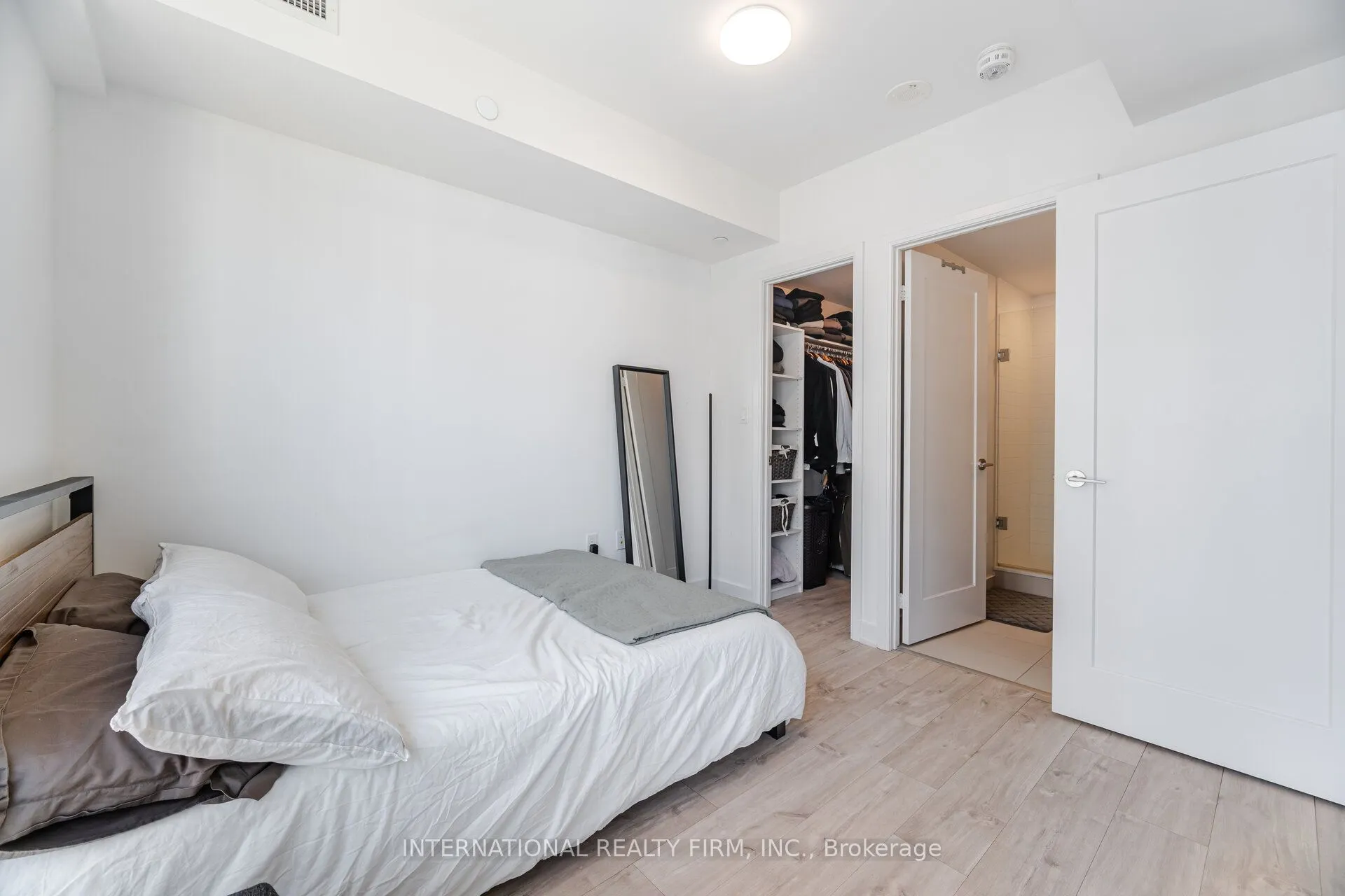 27 Bathurst Street, #1012