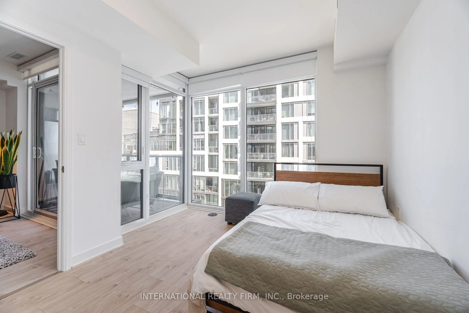 27 Bathurst Street, #1012