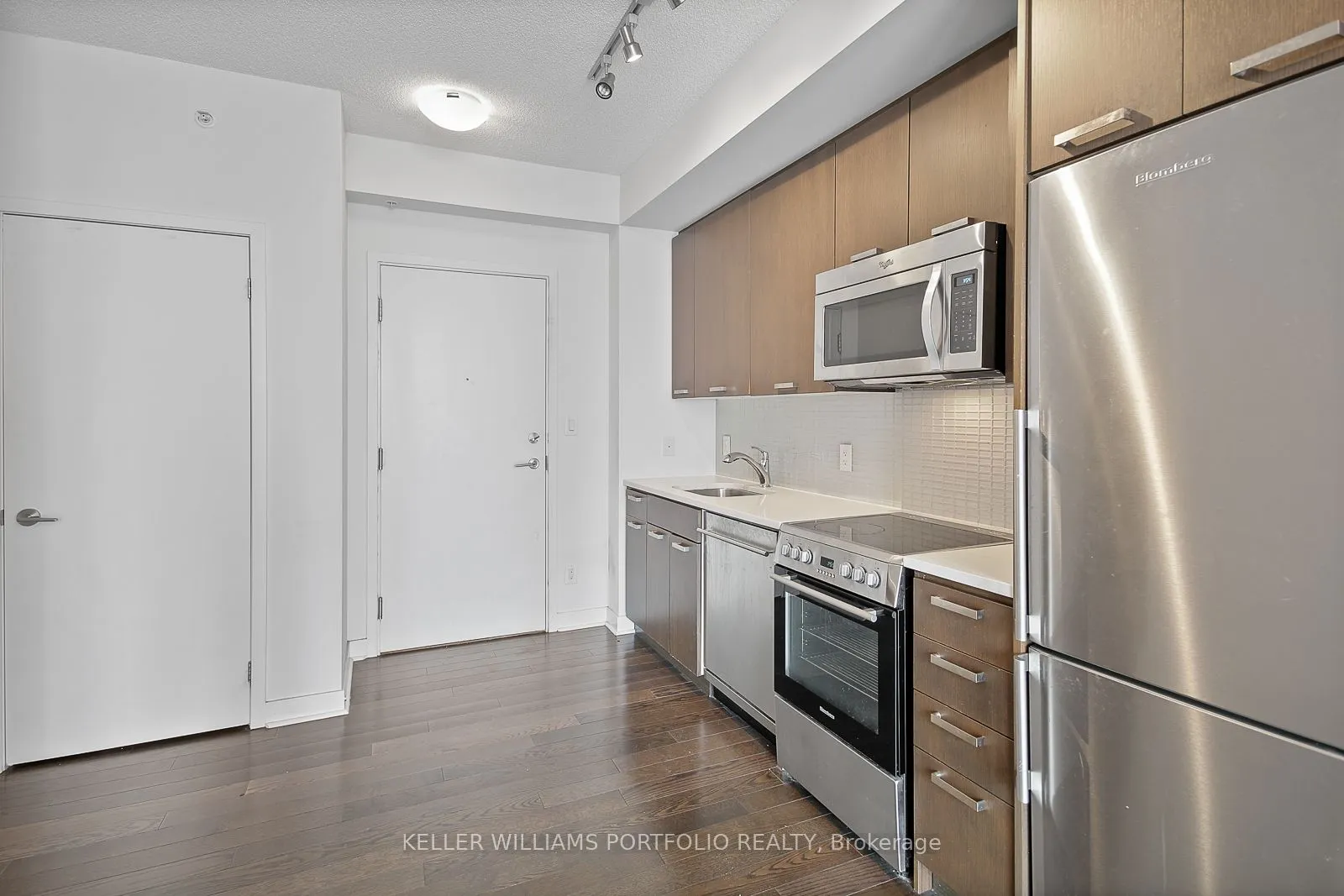 295 Adelaide Street W