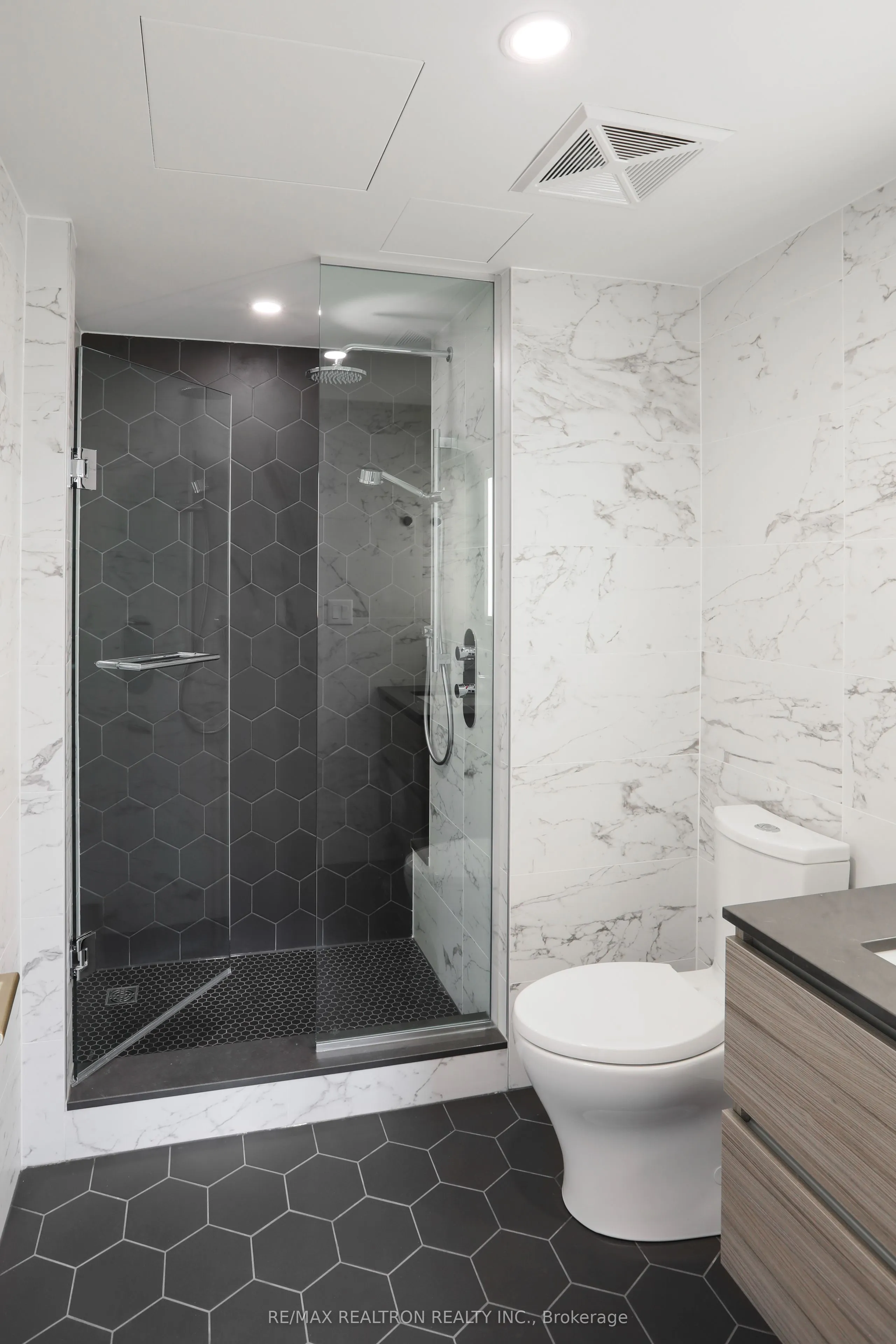 2 Clarendon Avenue, #304