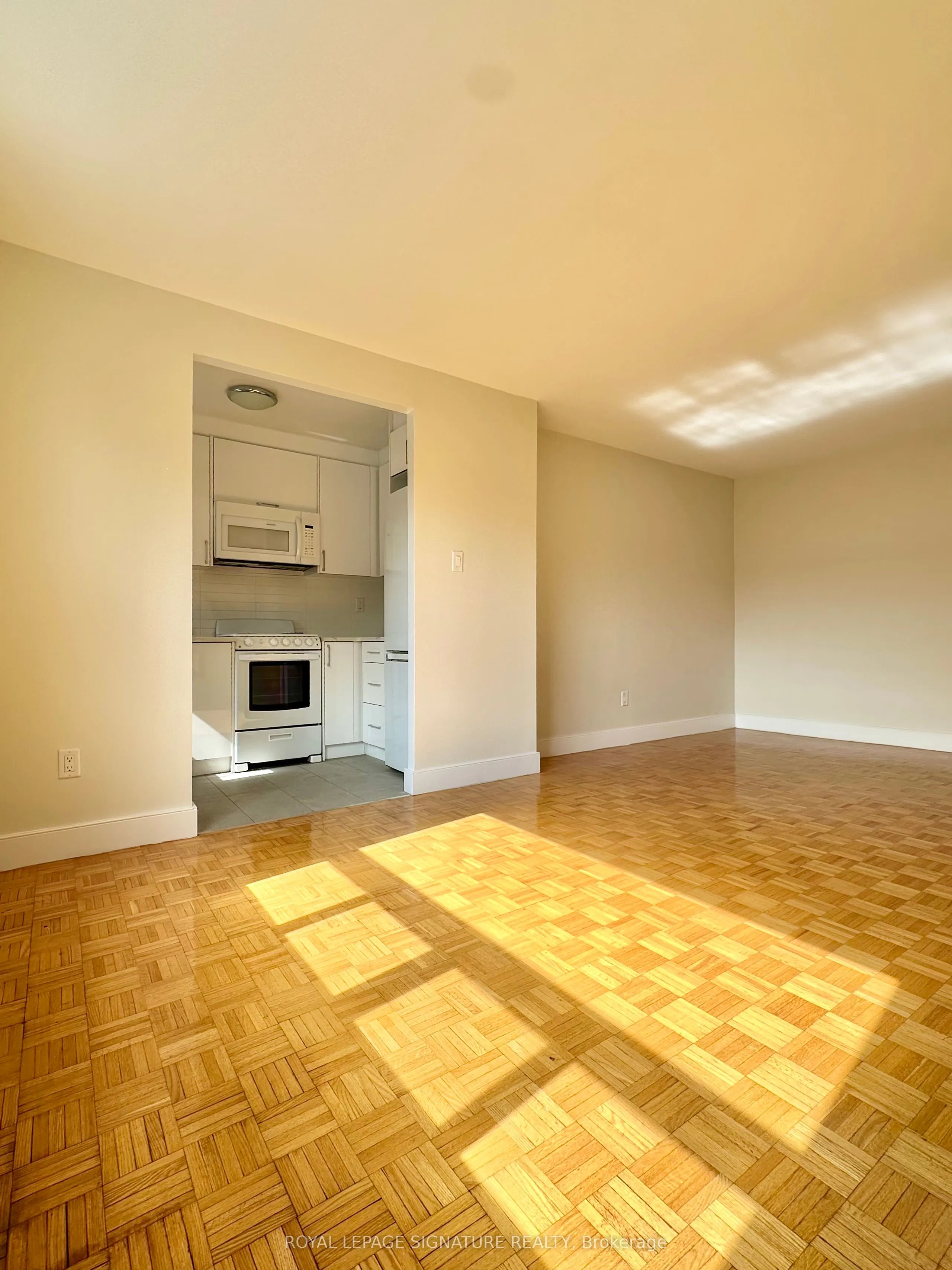 1291 Bayview Avenue, #405