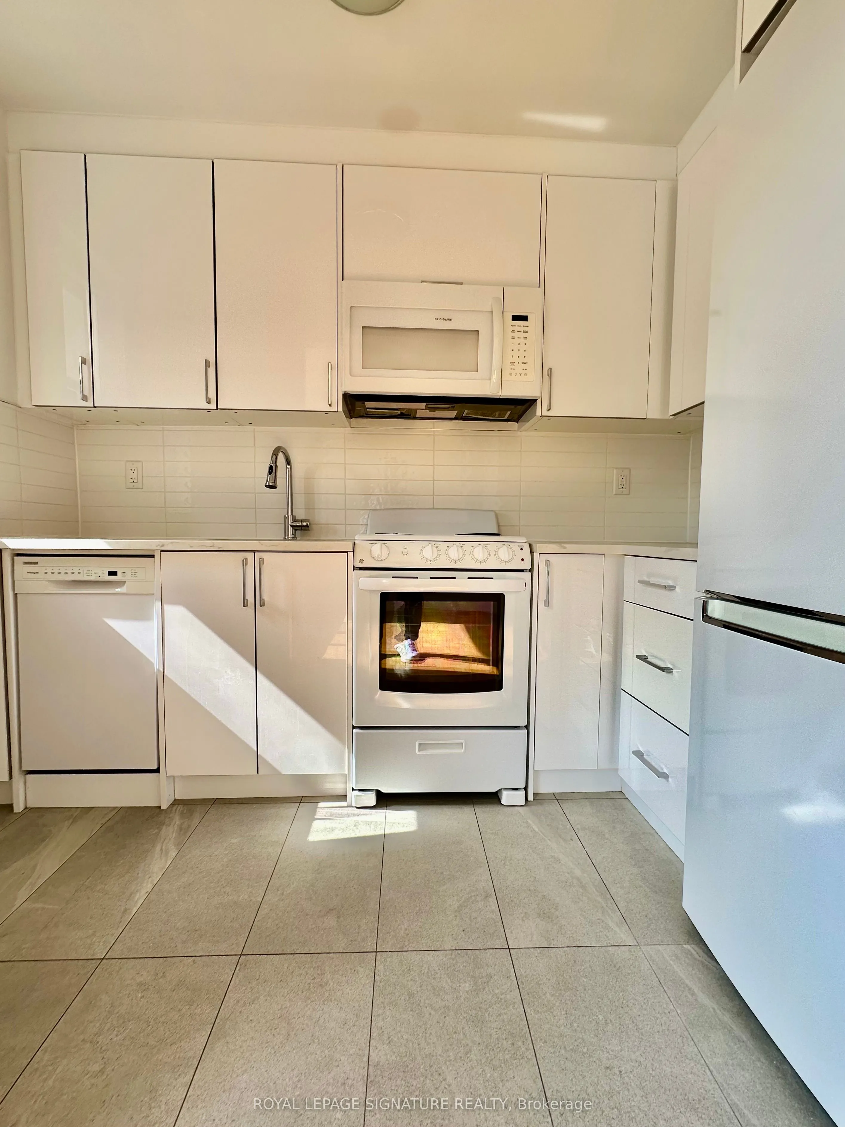 1291 Bayview Avenue, #405