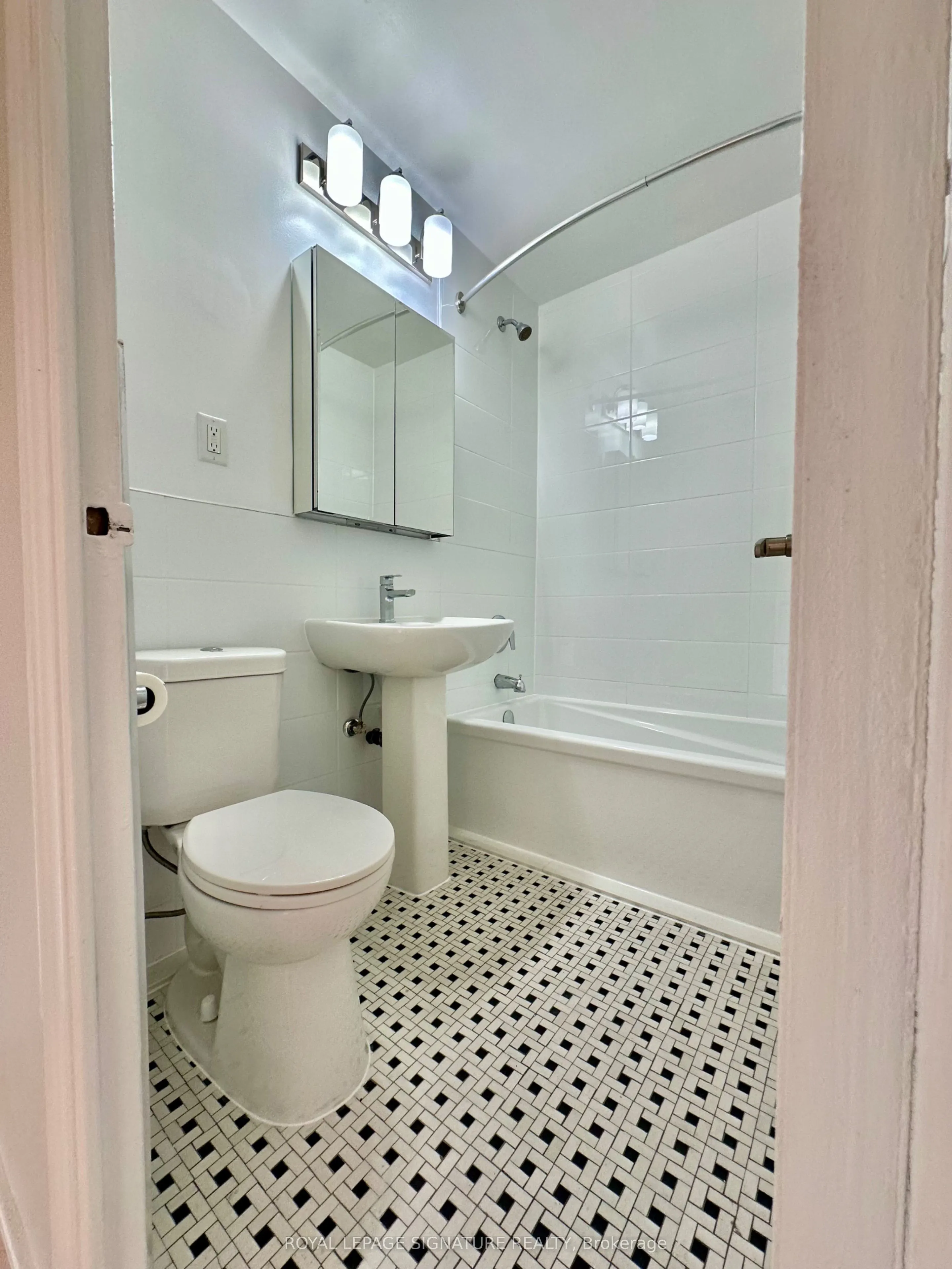 1291 Bayview Avenue, #405