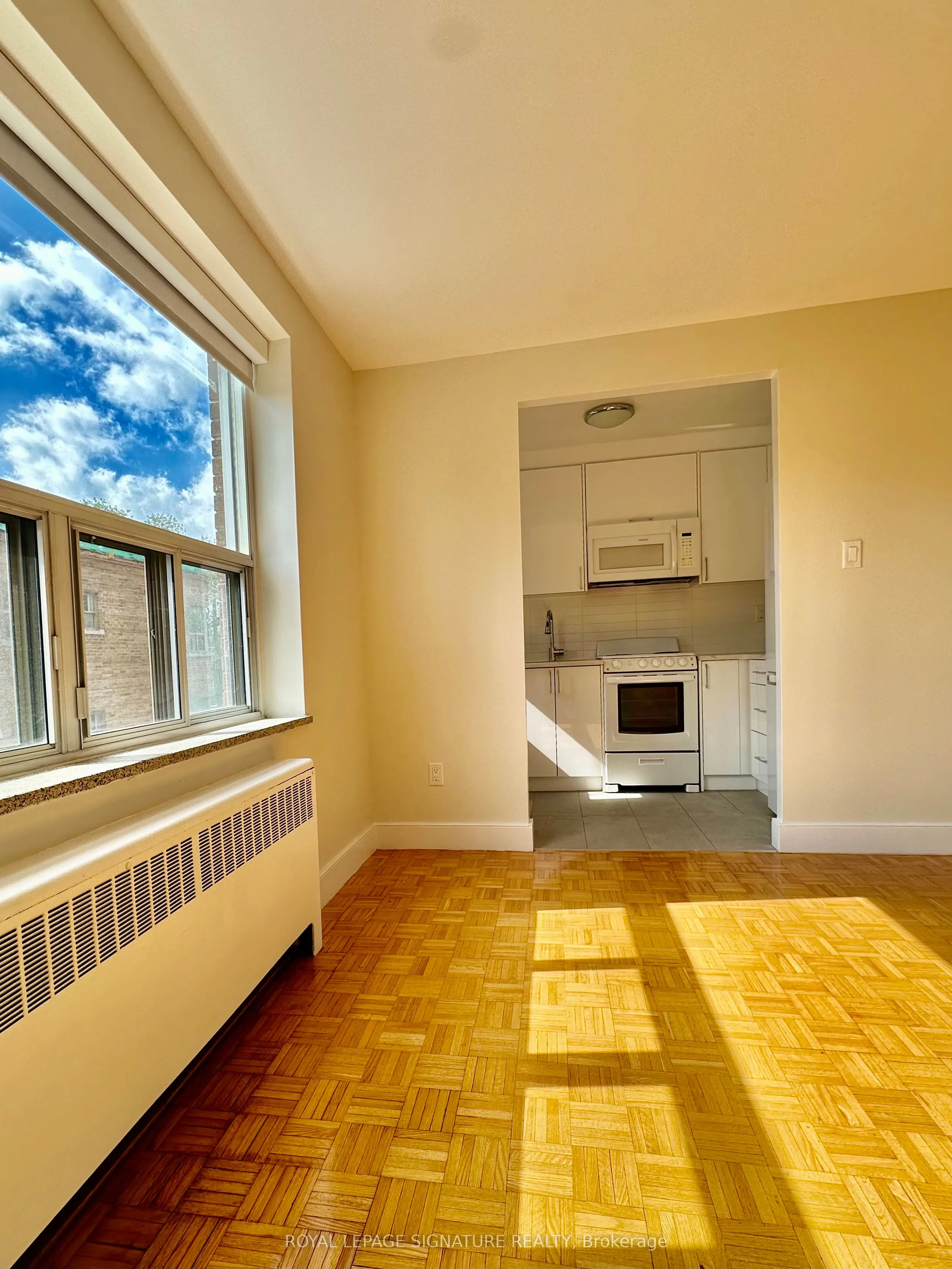 1291 Bayview Avenue, #405