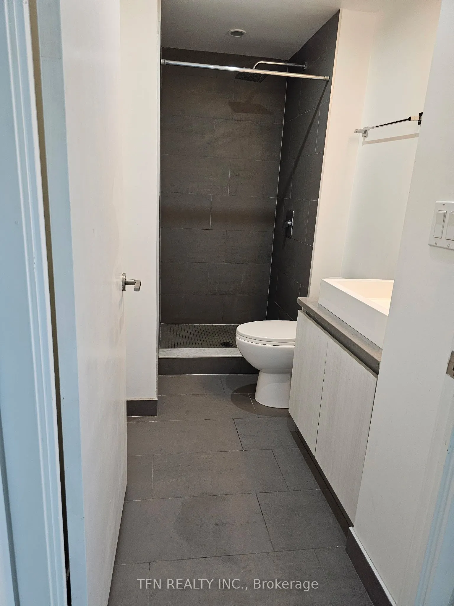 111 Bathurst Street, #810