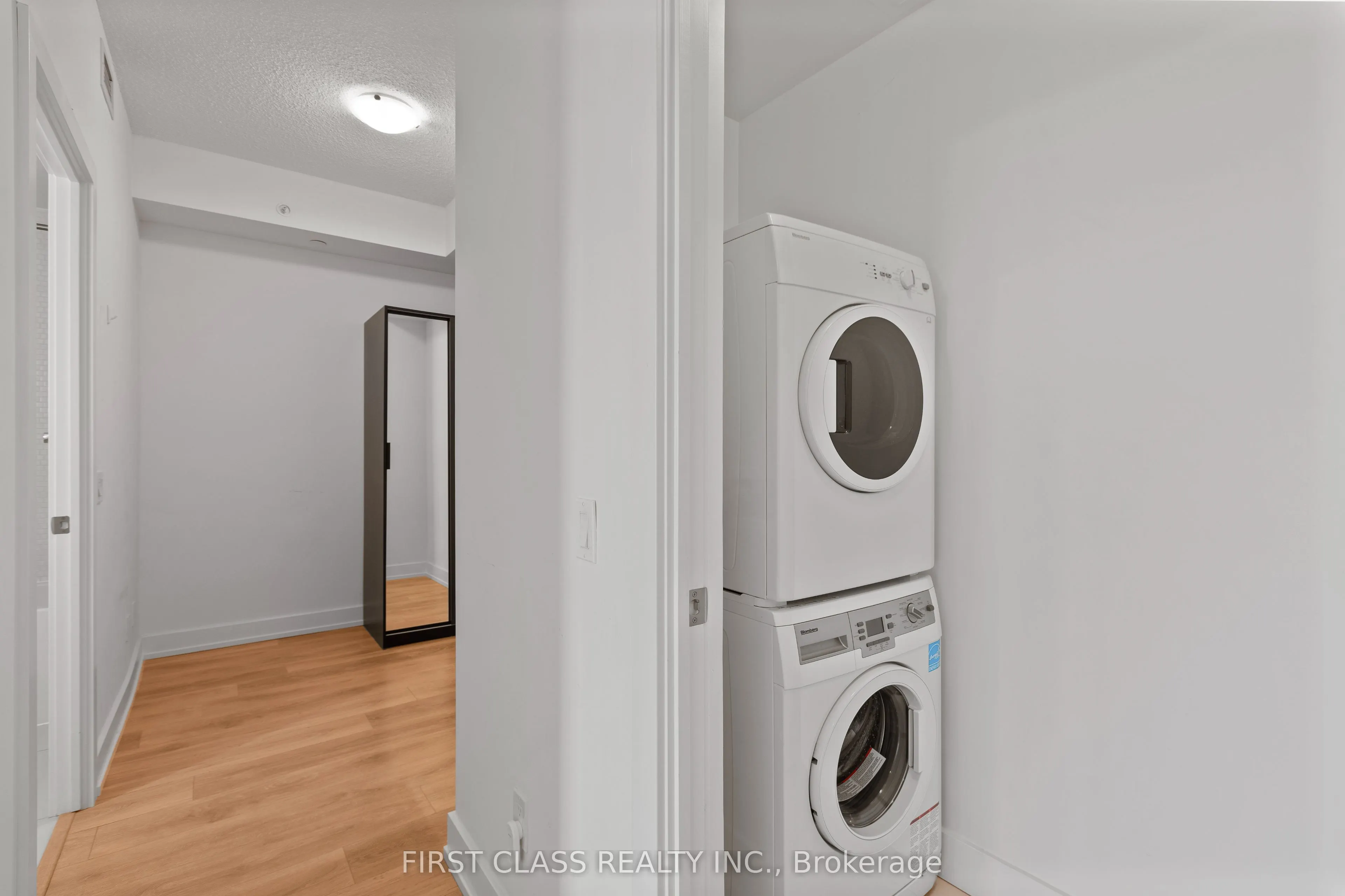 128 Fairview Mall Drive, #1406