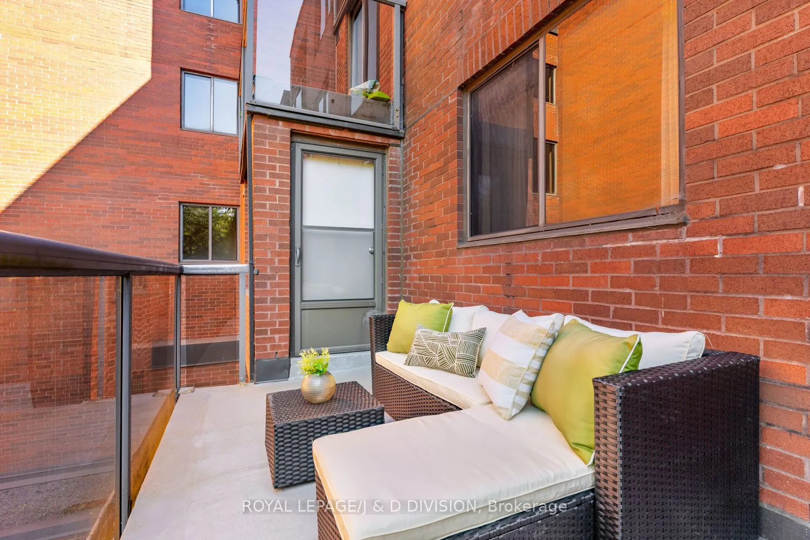 30 Glen Elm Avenue, #305