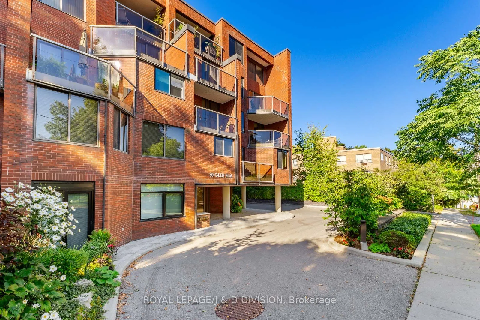 30 Glen Elm Avenue, #305
