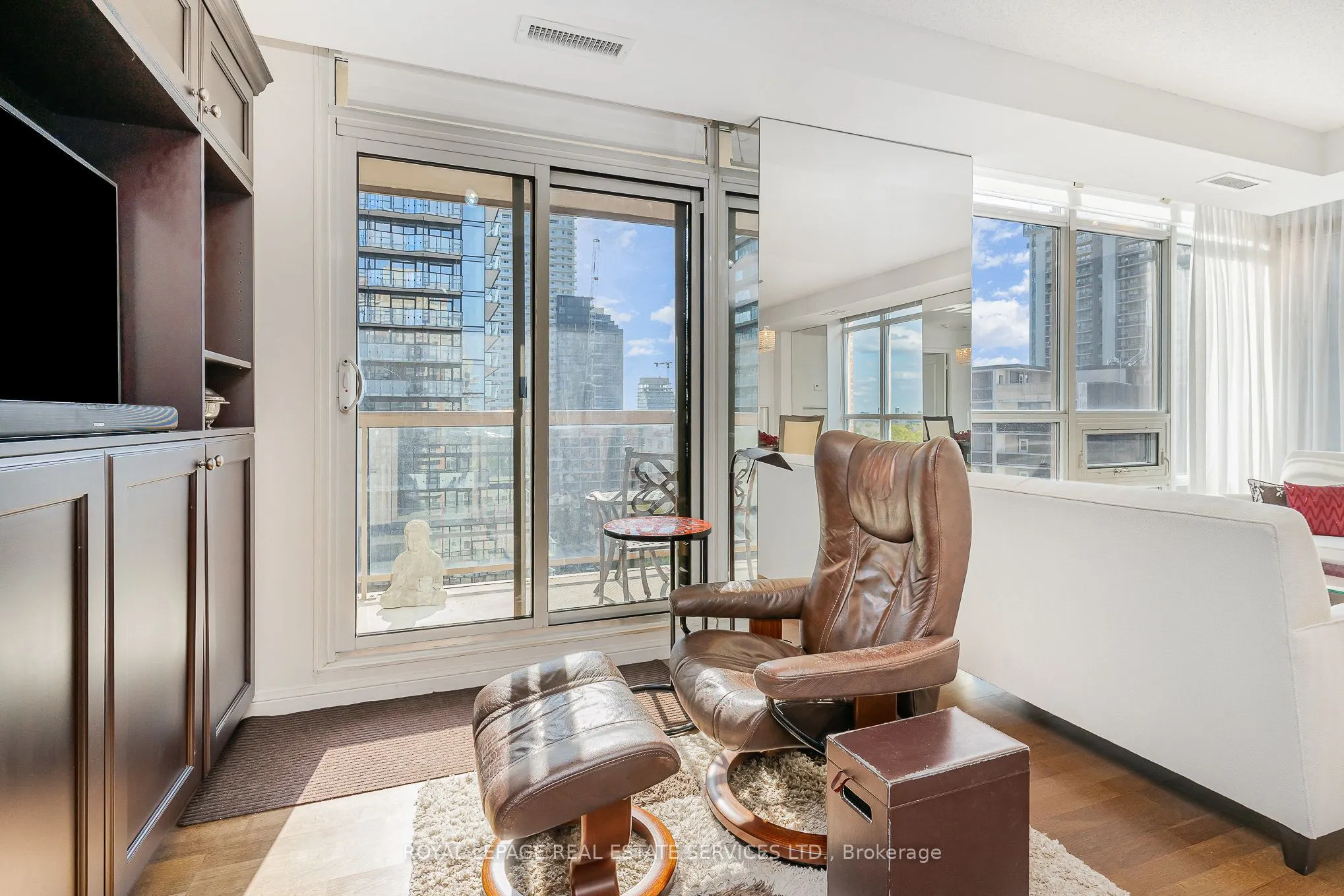 900 Mount Pleasant Road, #1203