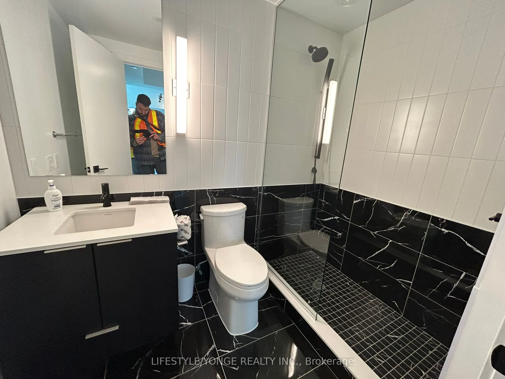 327 King Street W, #1702