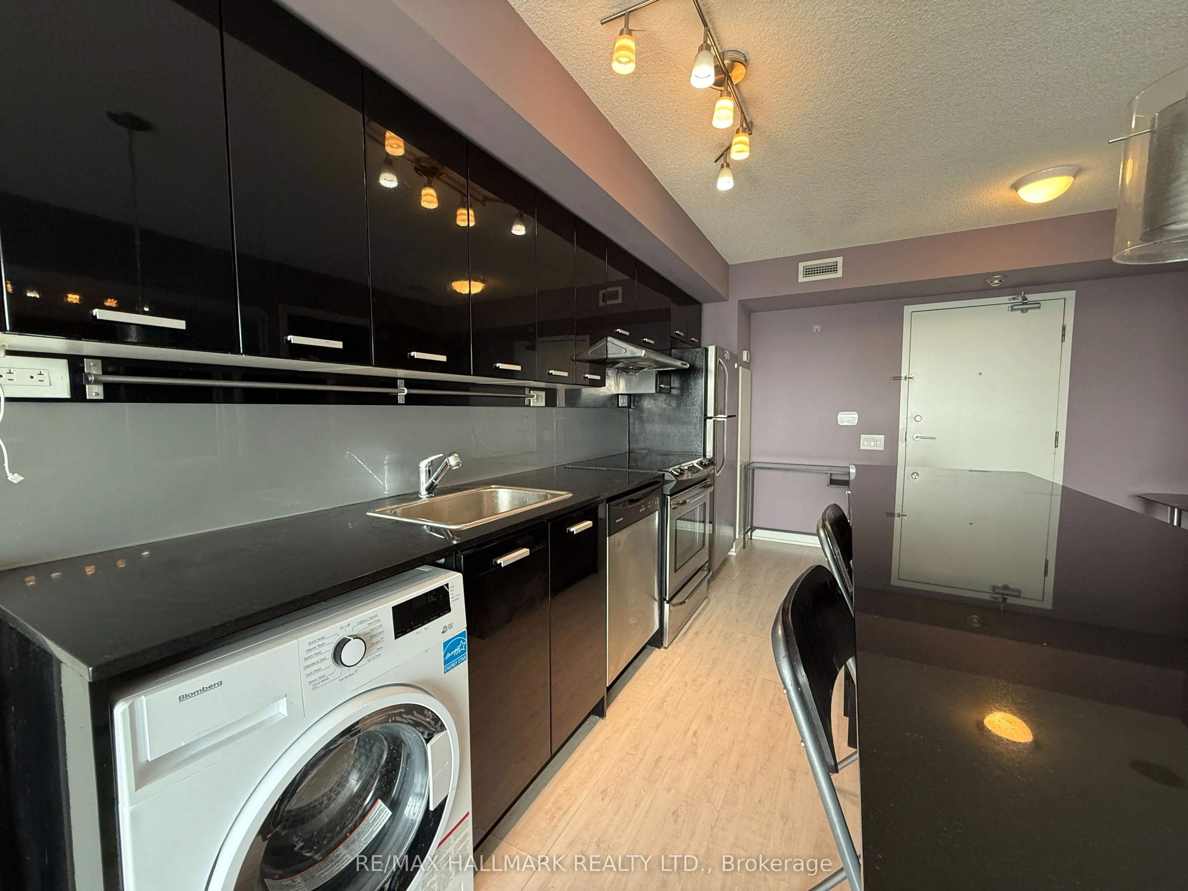 19 Singer Court, #1725