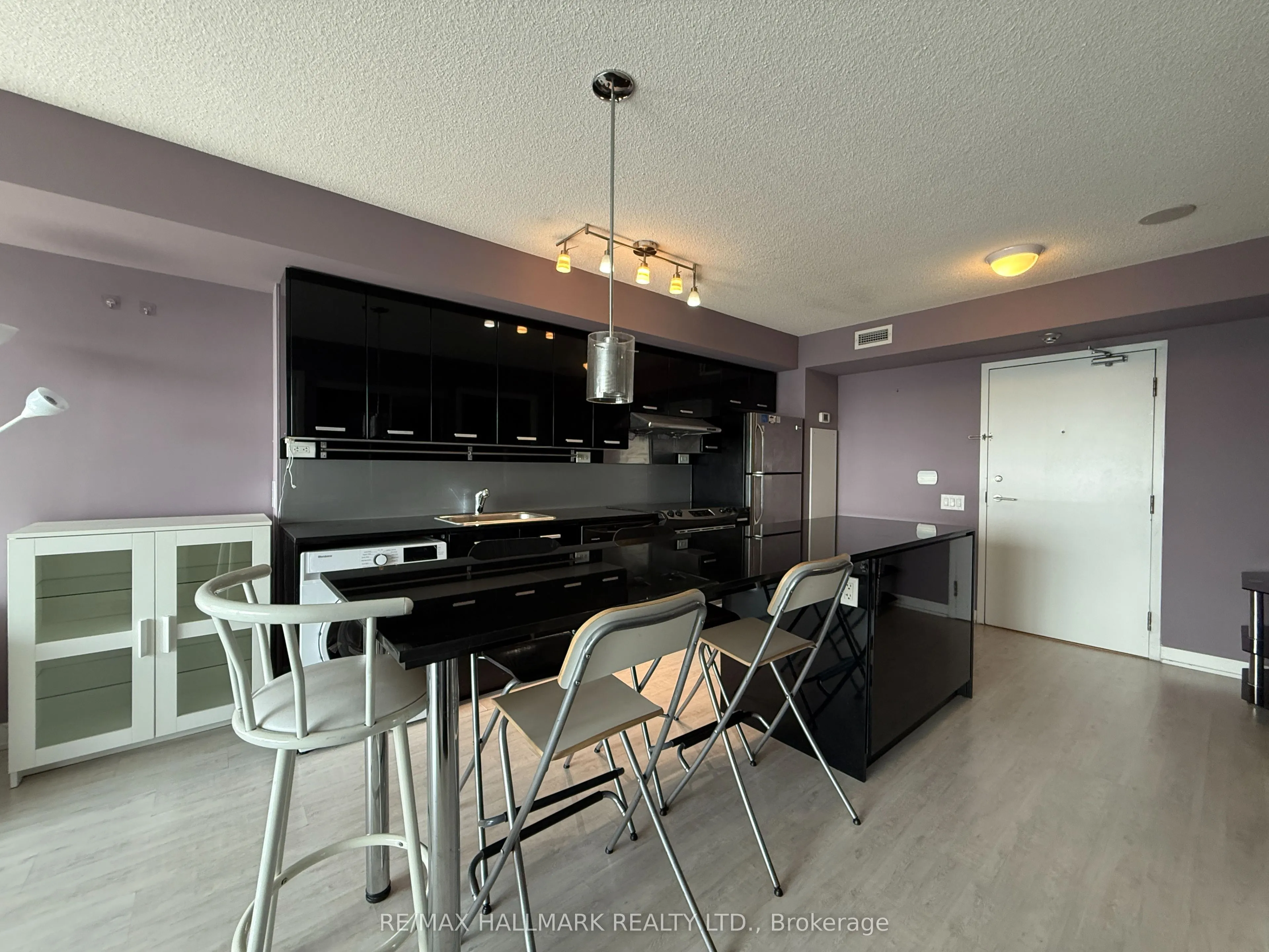 19 Singer Court, #1725