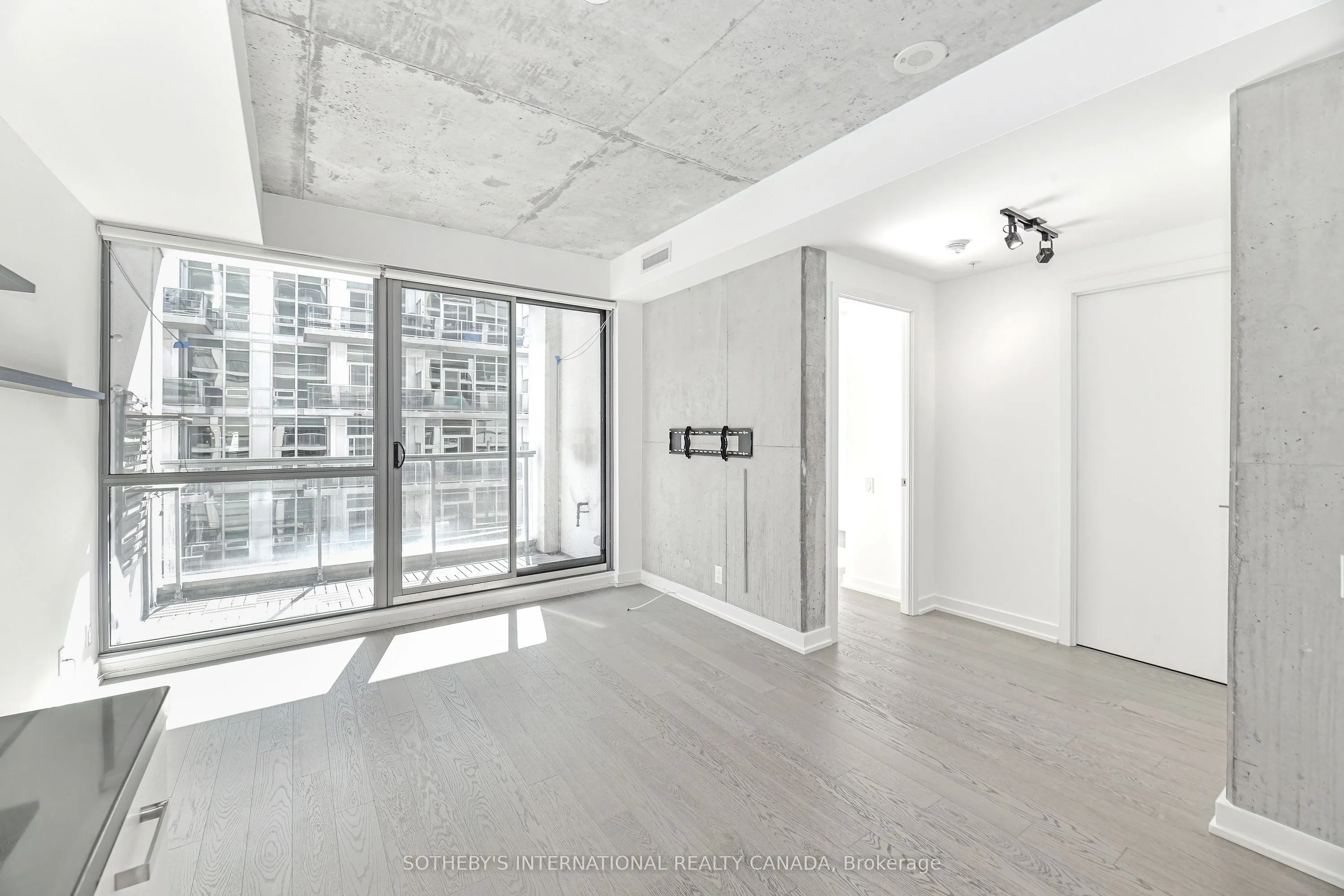 39 Brant Street, #413
