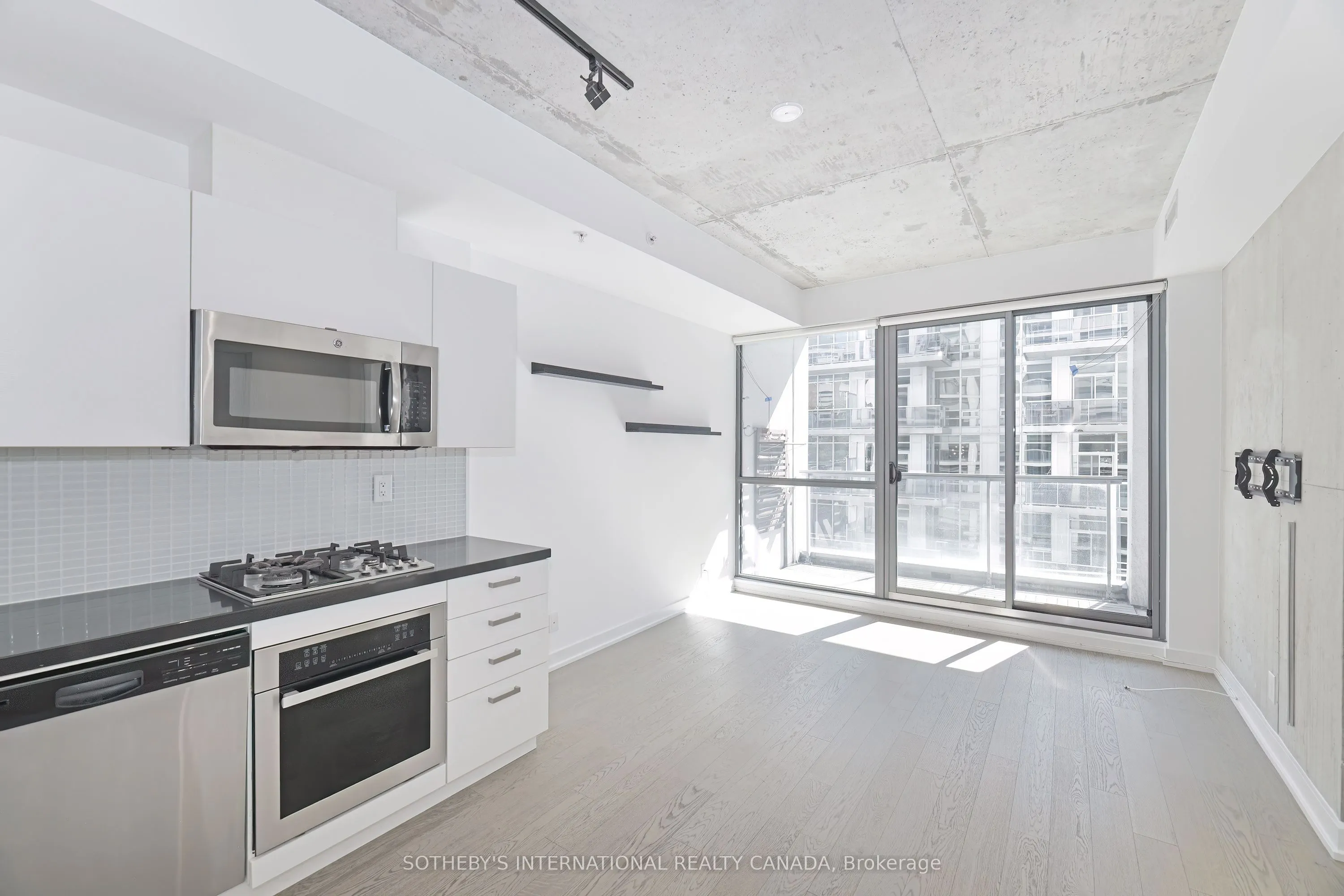 39 Brant Street, #413
