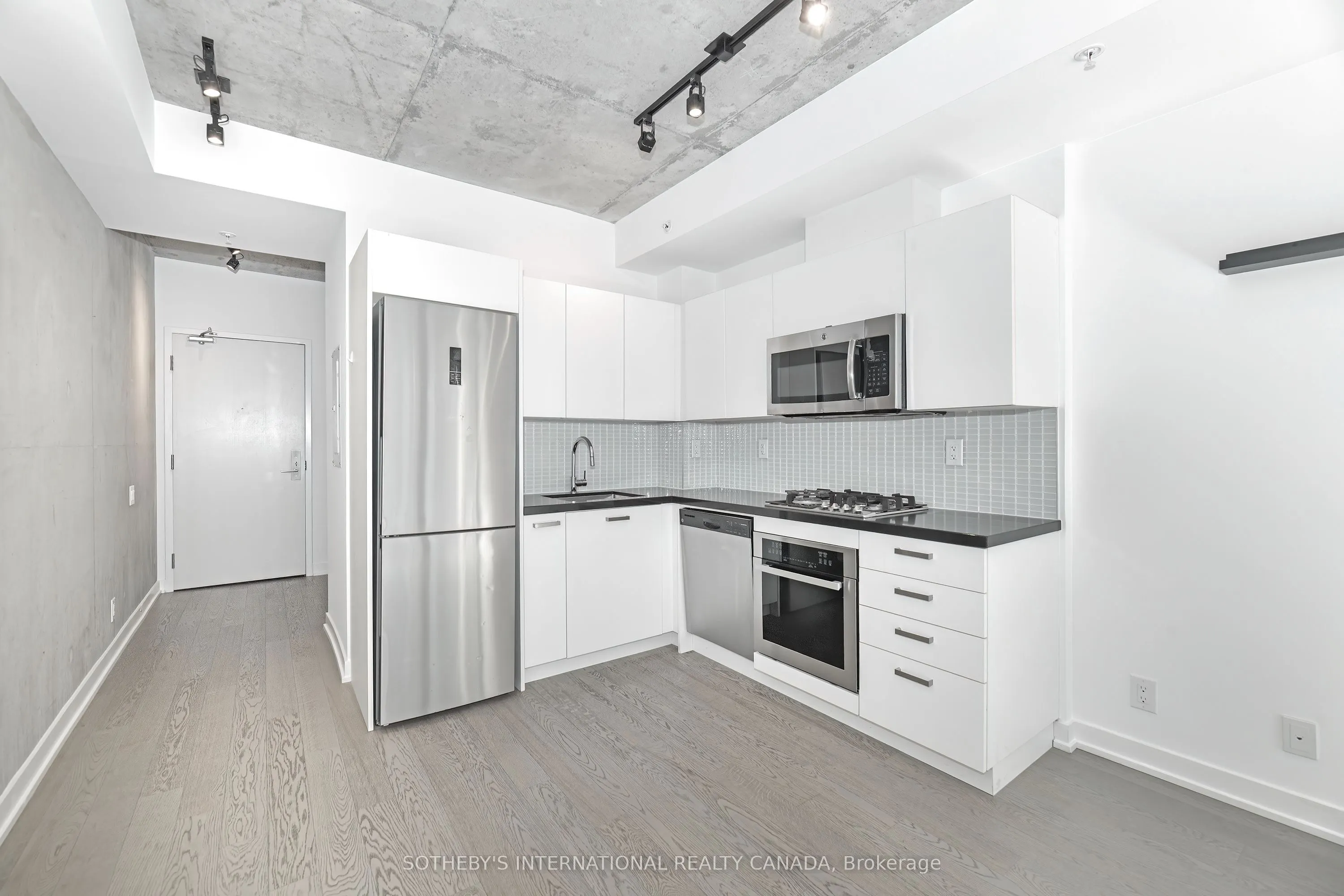 39 Brant Street, #413