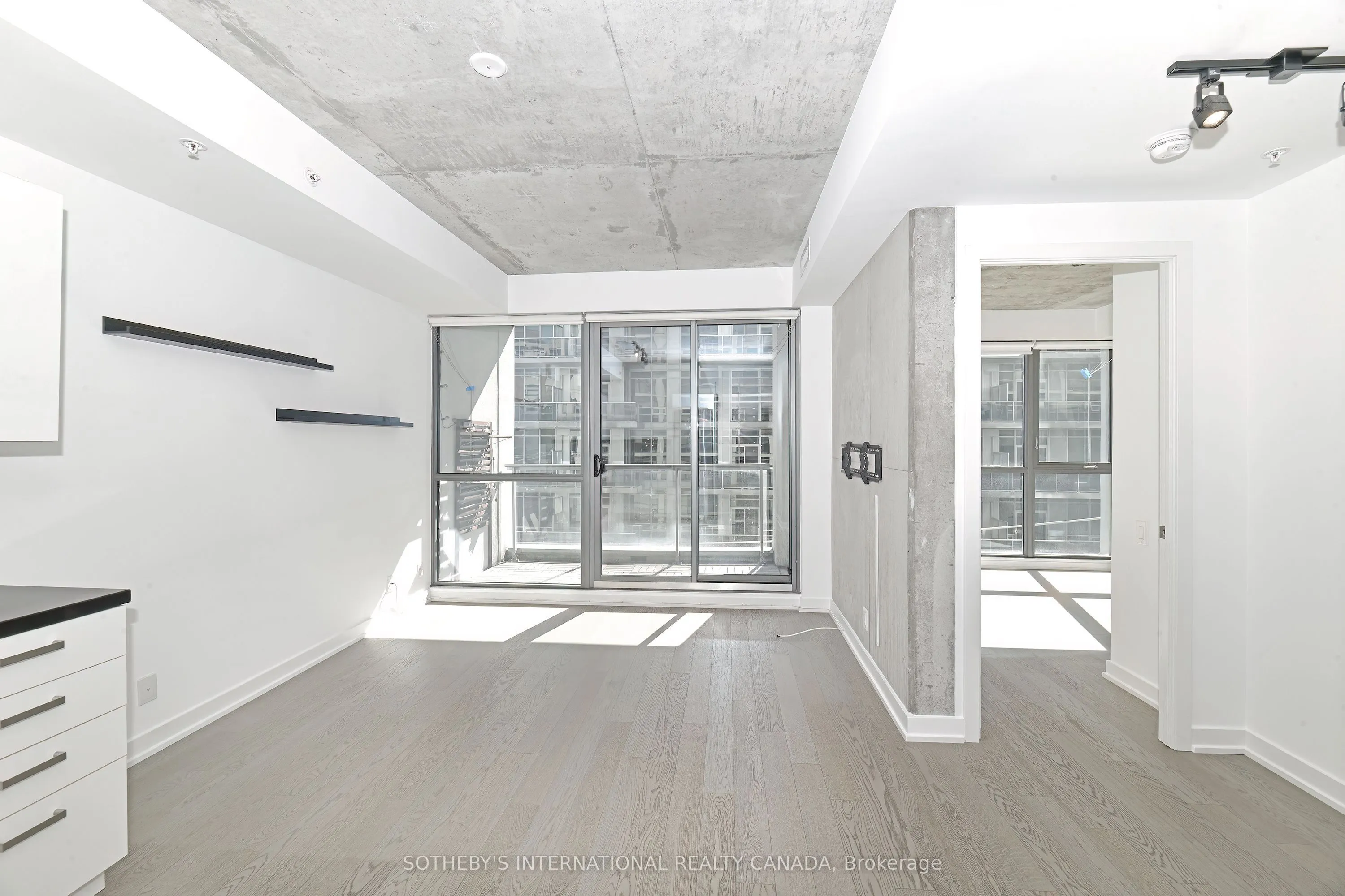39 Brant Street, #413