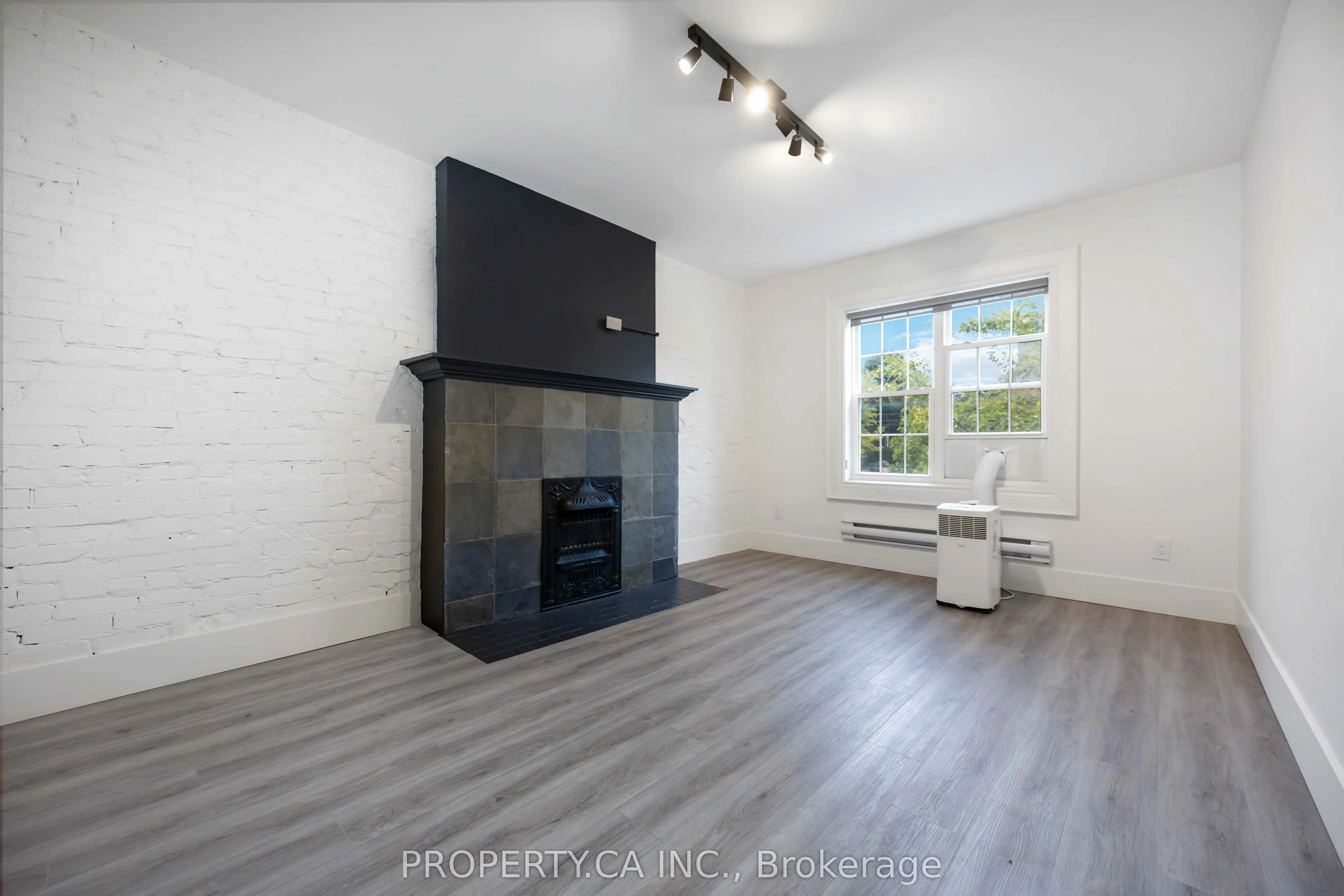 647A St Clair Avenue W