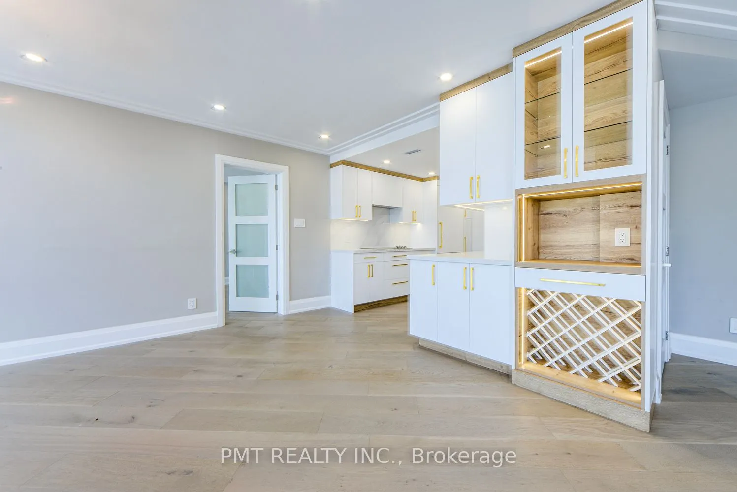 500 Avenue Road, #601