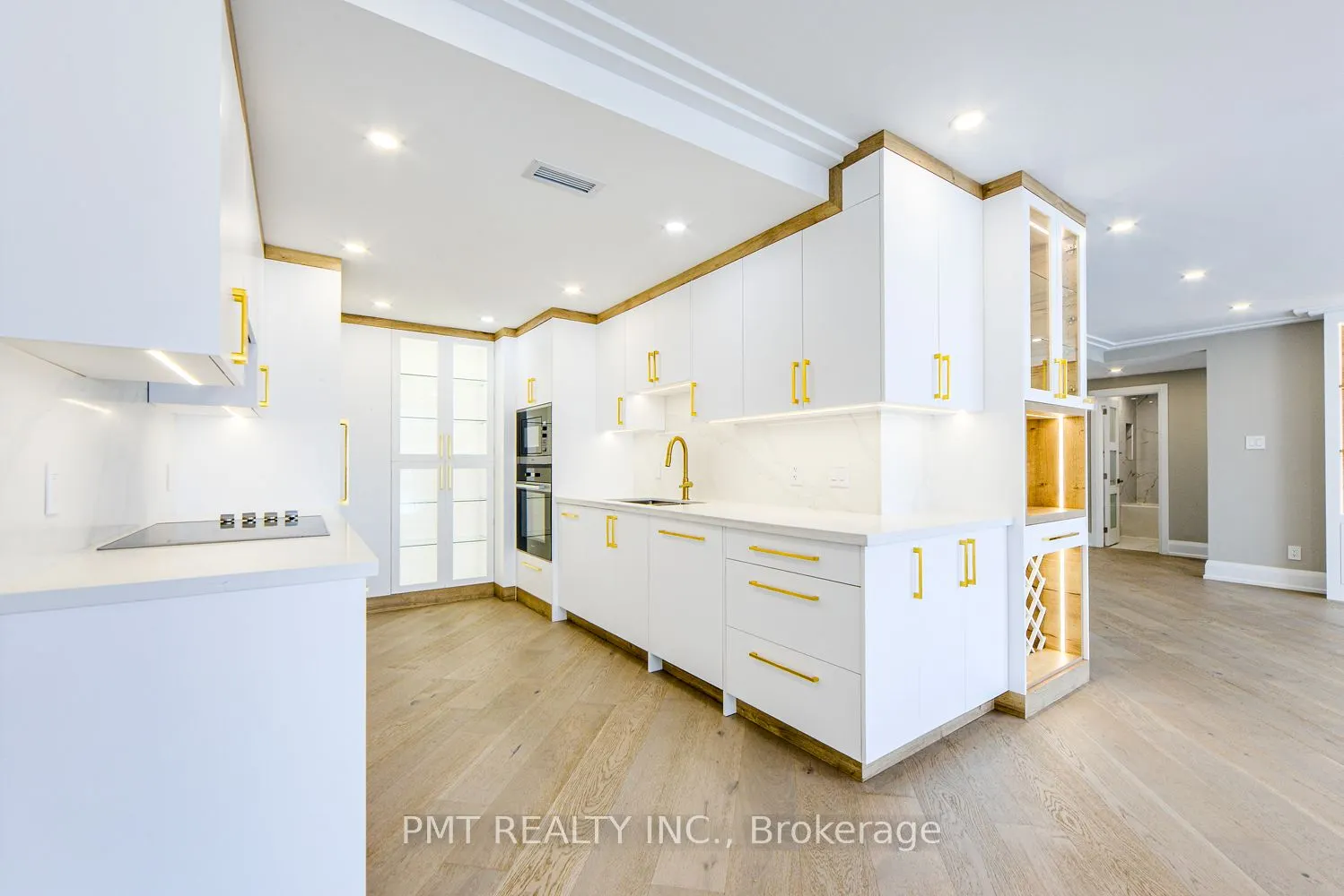 500 Avenue Road, #601