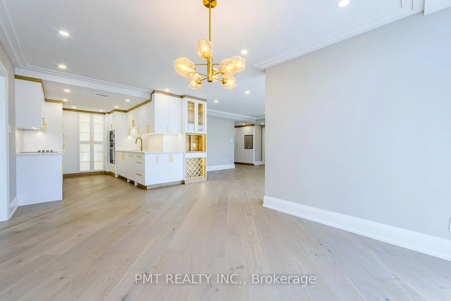 500 Avenue Road, #601