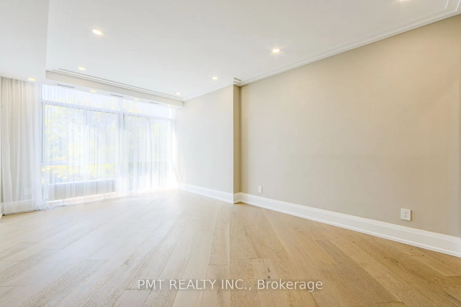 500 Avenue Road, #601