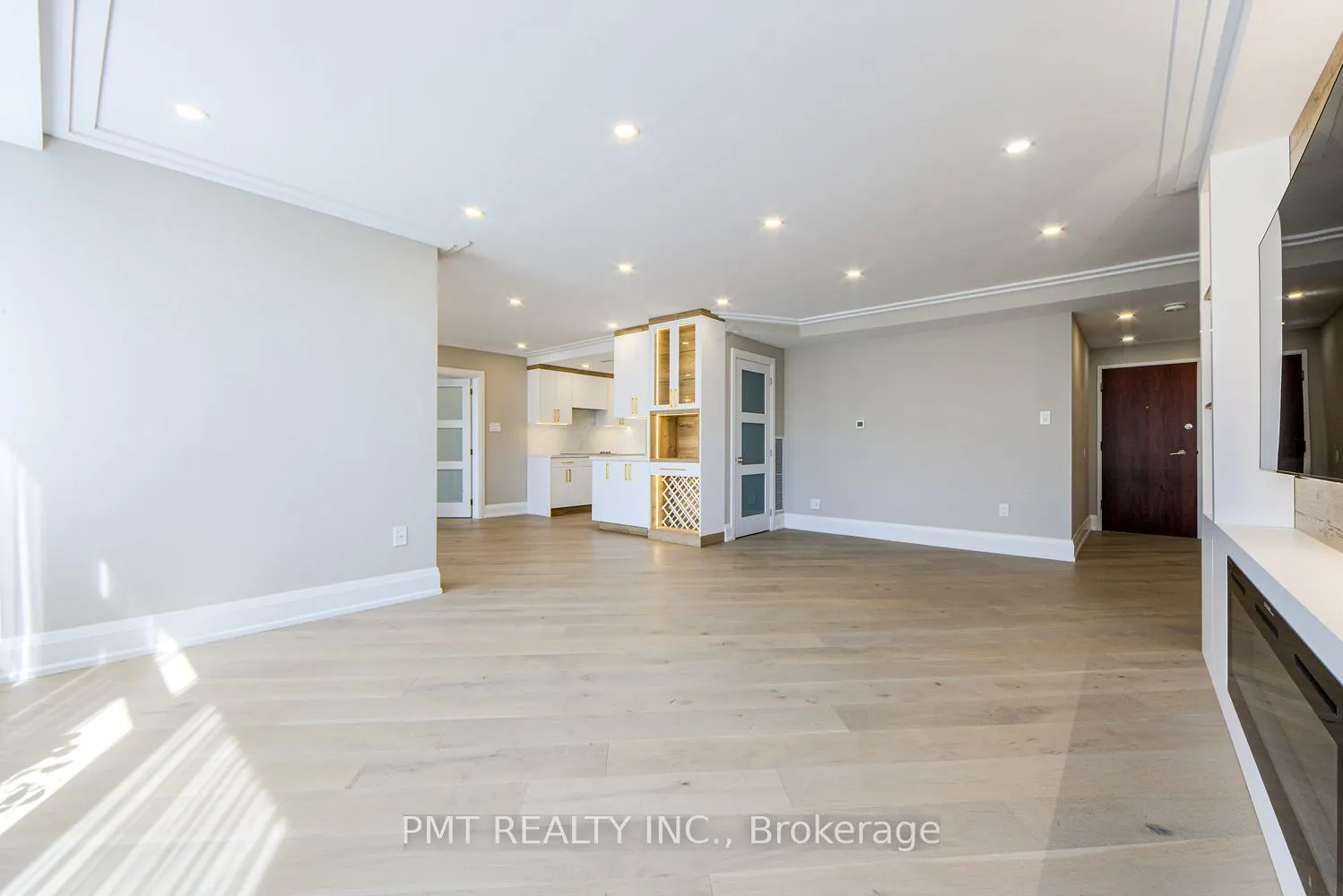 500 Avenue Road, #601